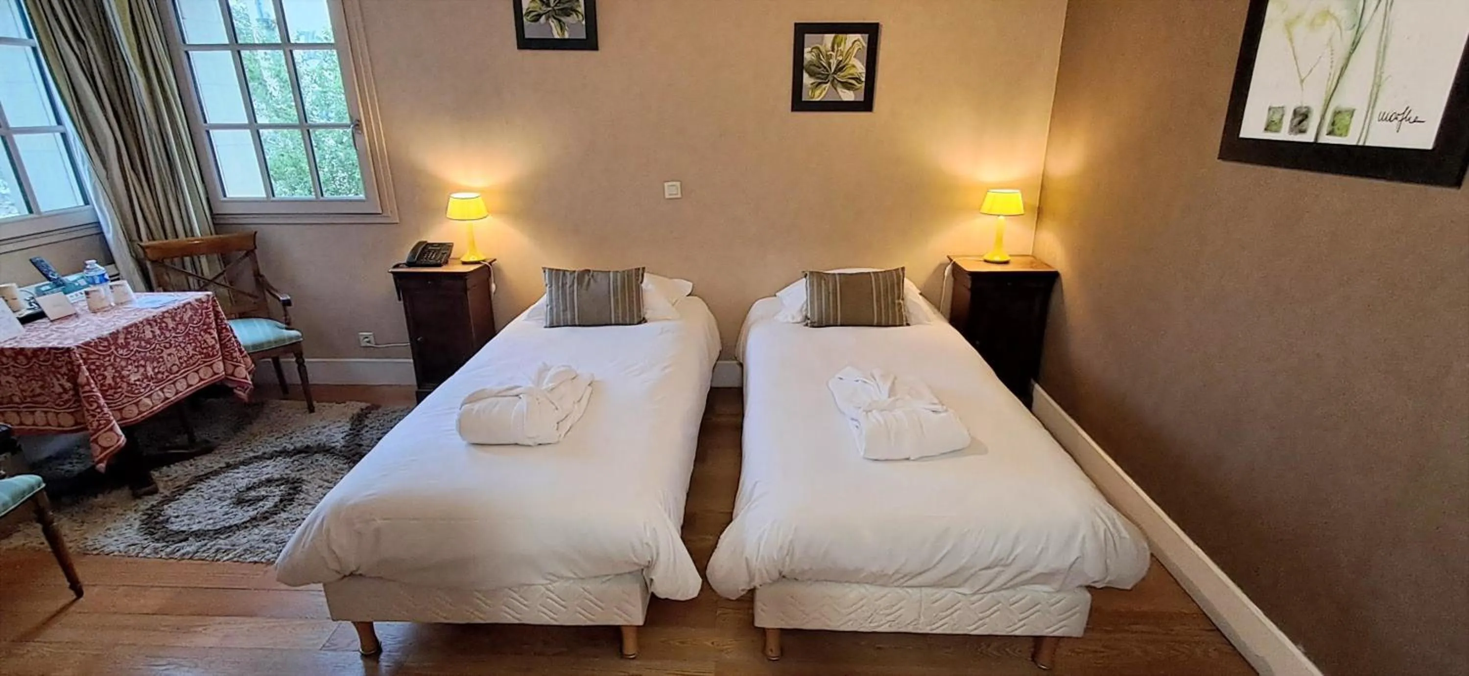 Bed in Logis Hôtel Le Bussy