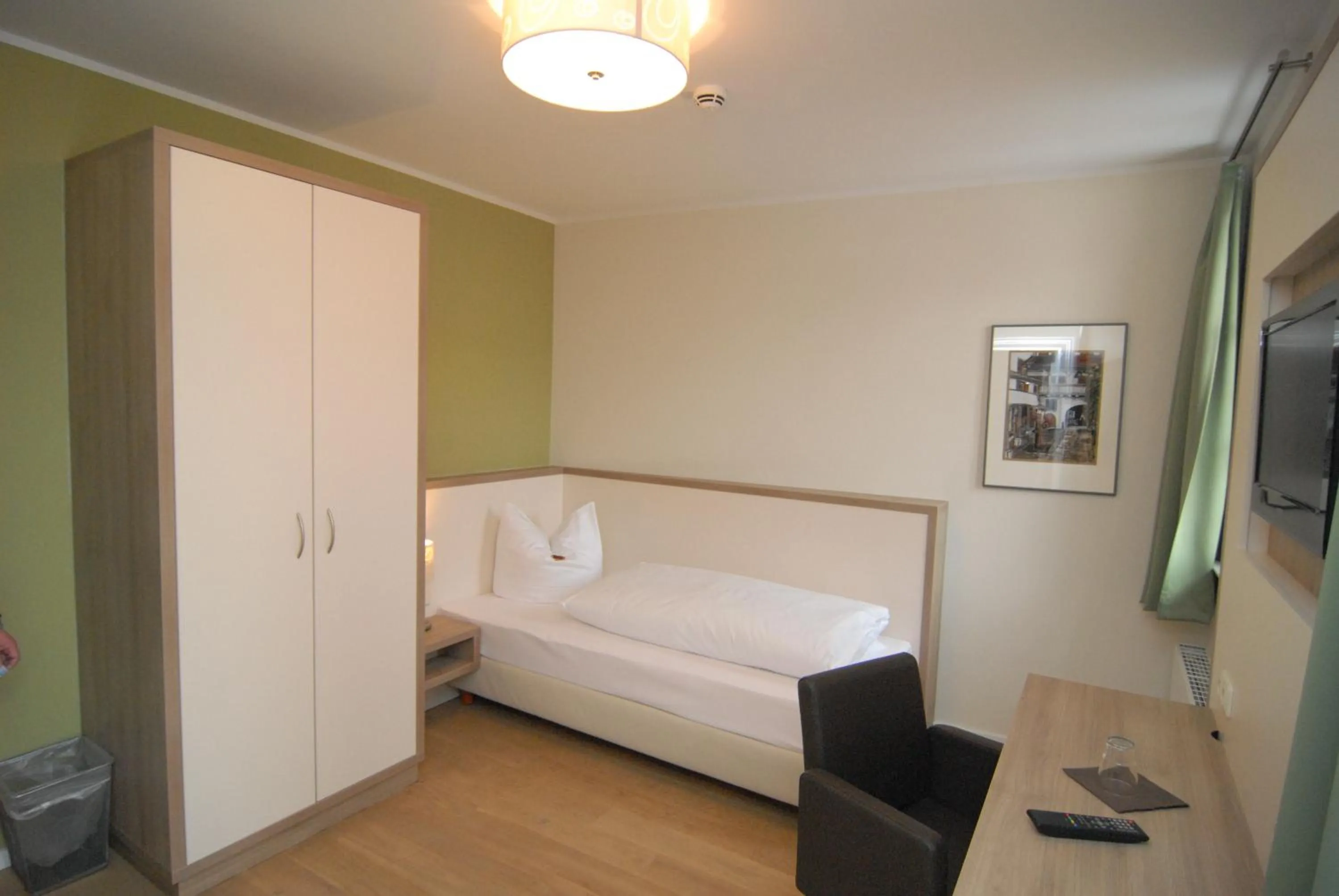 Photo of the whole room, Bed in Hotel am Goethehaus