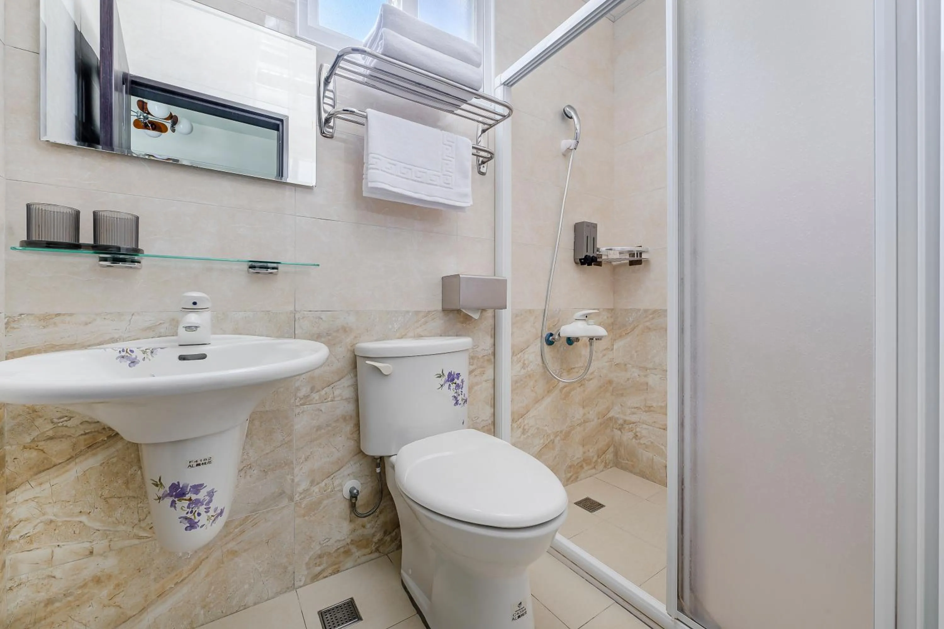 Shower in Oriental Blue Smart Stay