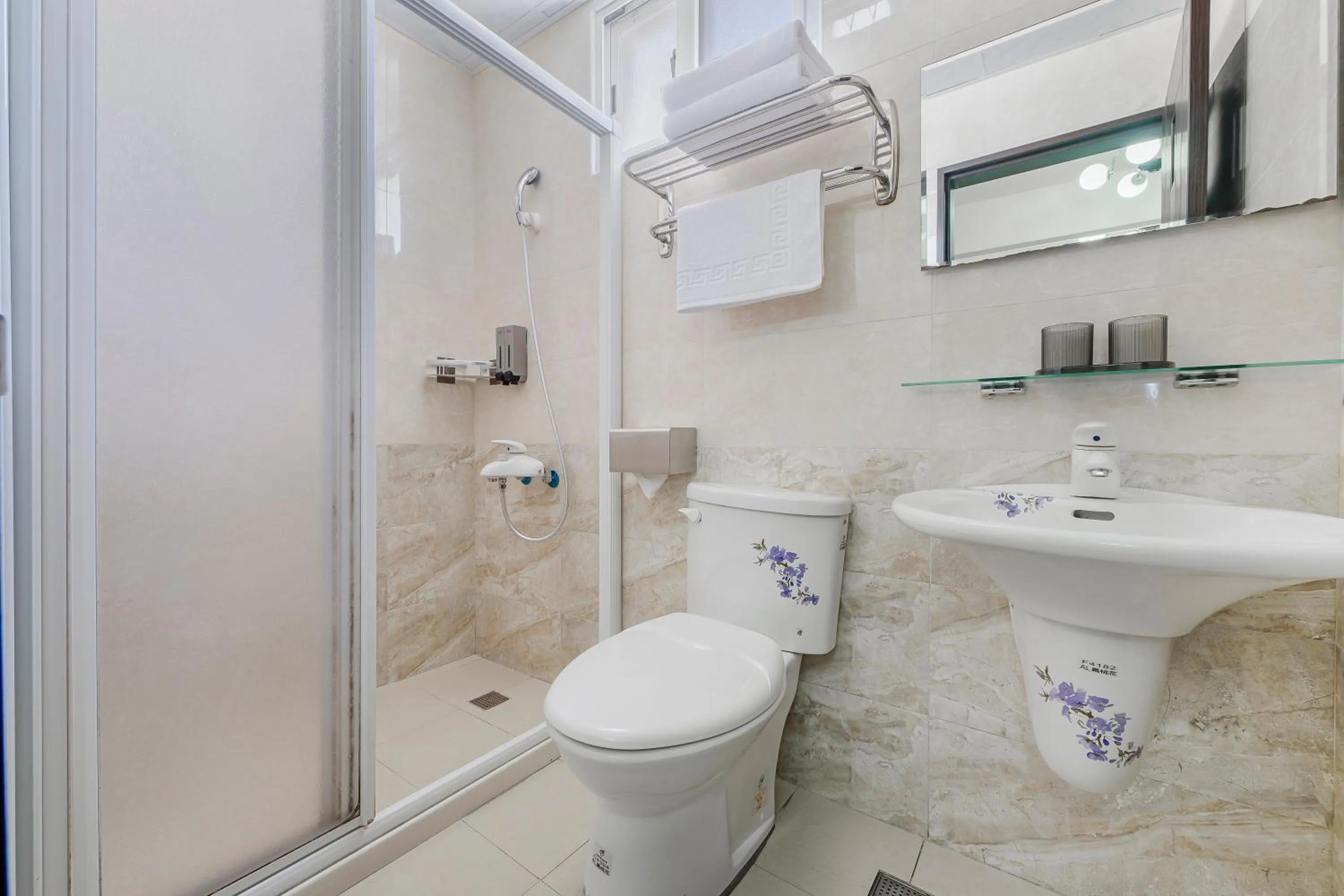 Shower in Oriental Blue Smart Stay