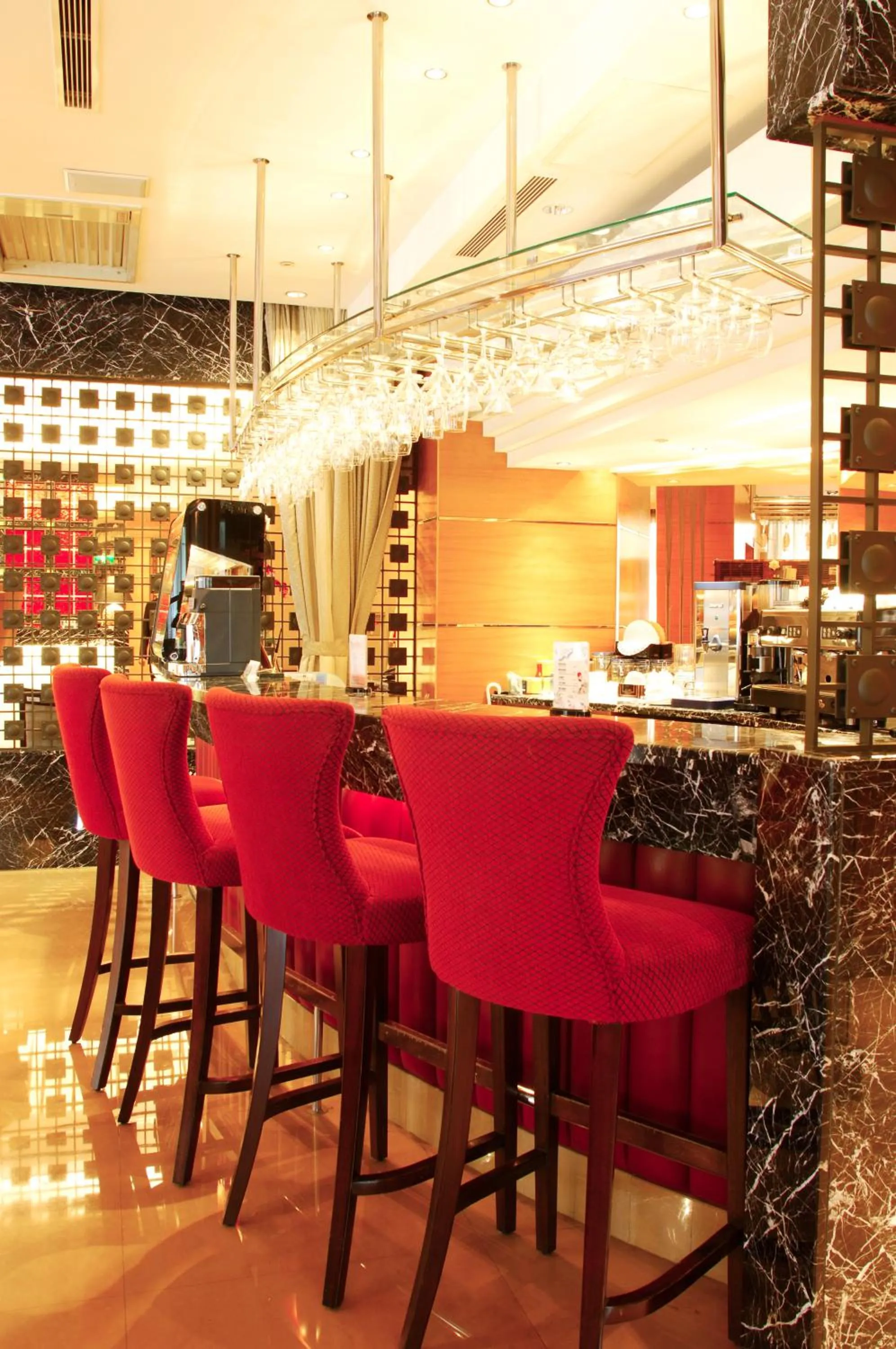 Restaurant/places to eat in Grand Forward Hotel