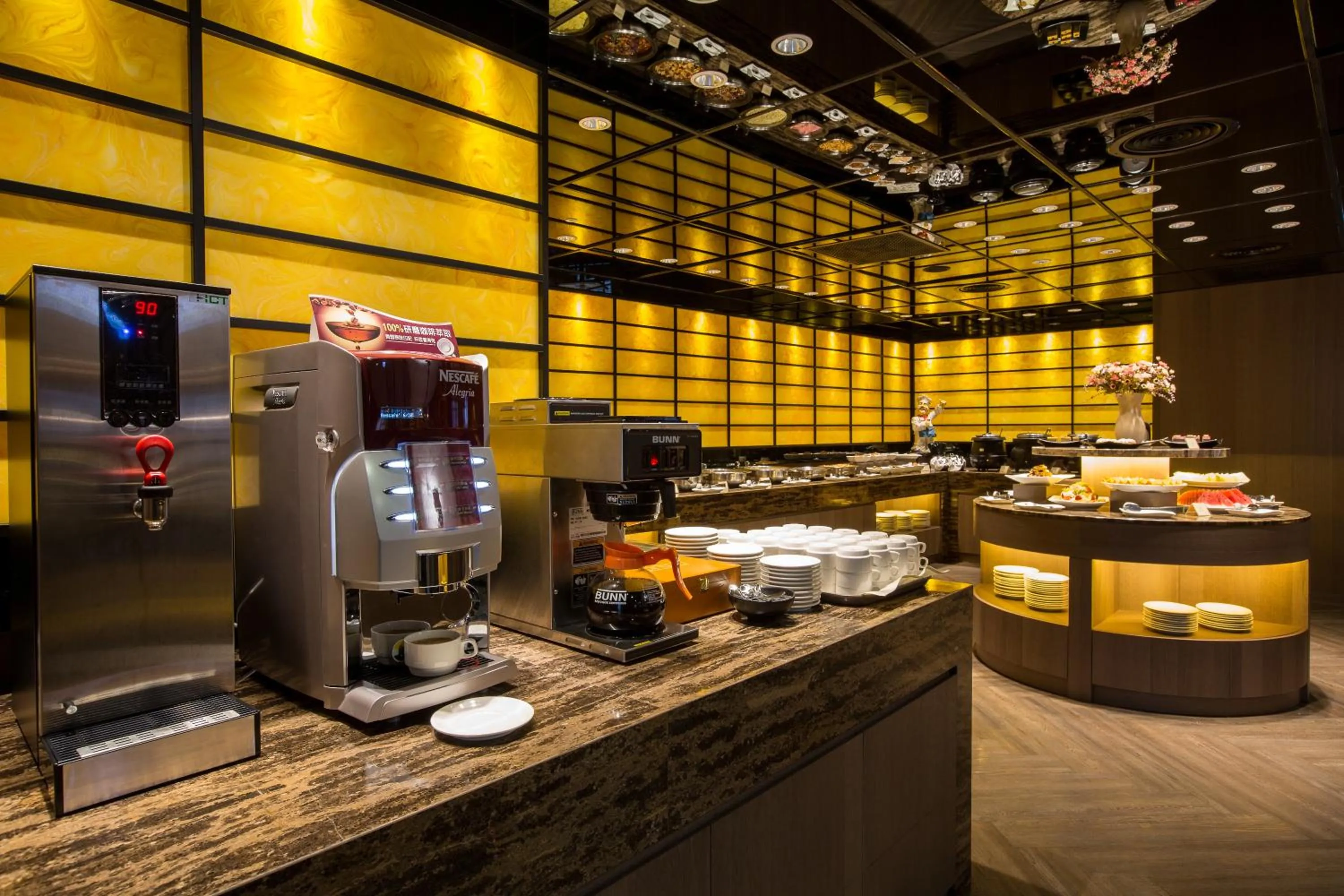 Restaurant/places to eat in Grand Forward Hotel