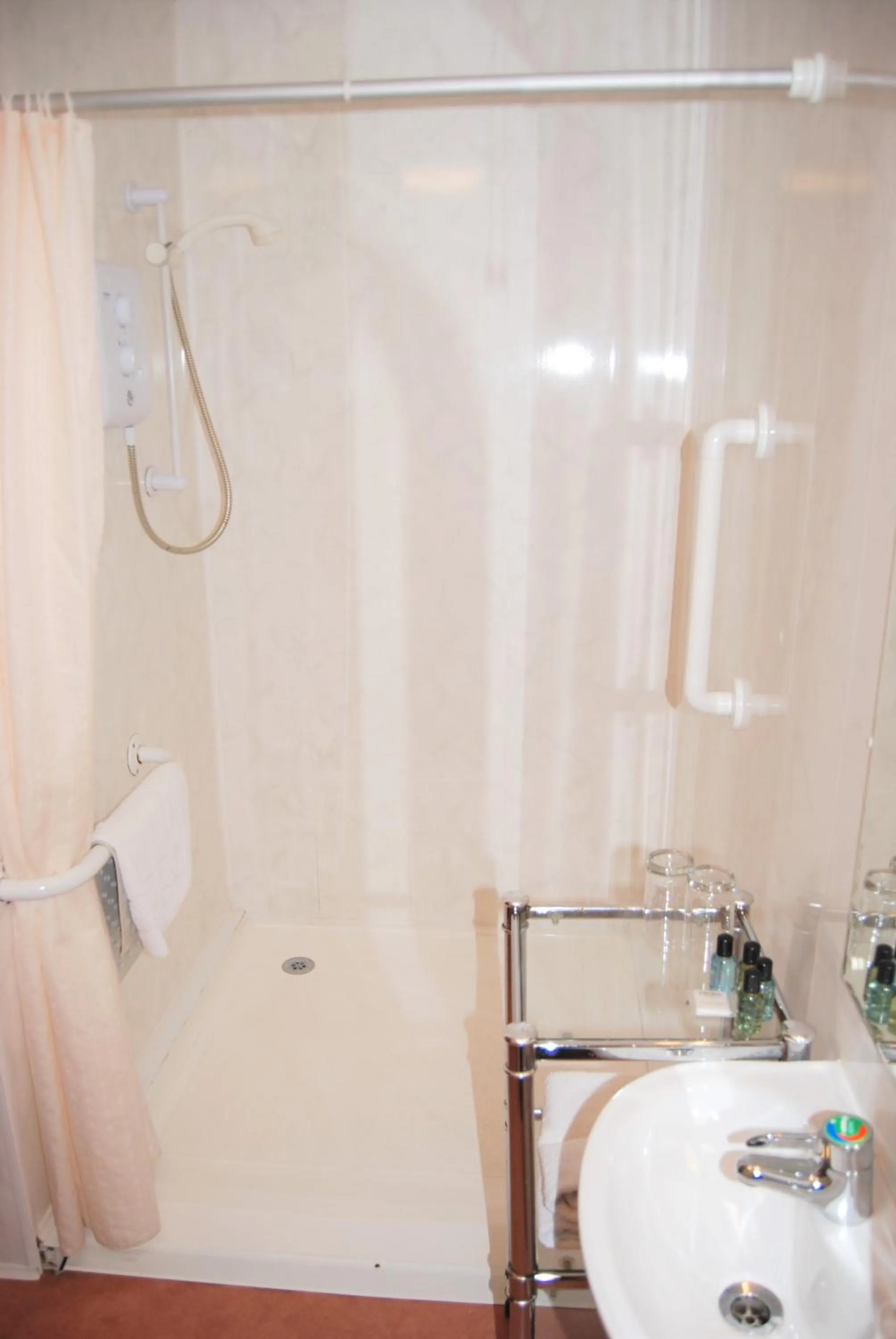 Bathroom in Kingswood Hotel