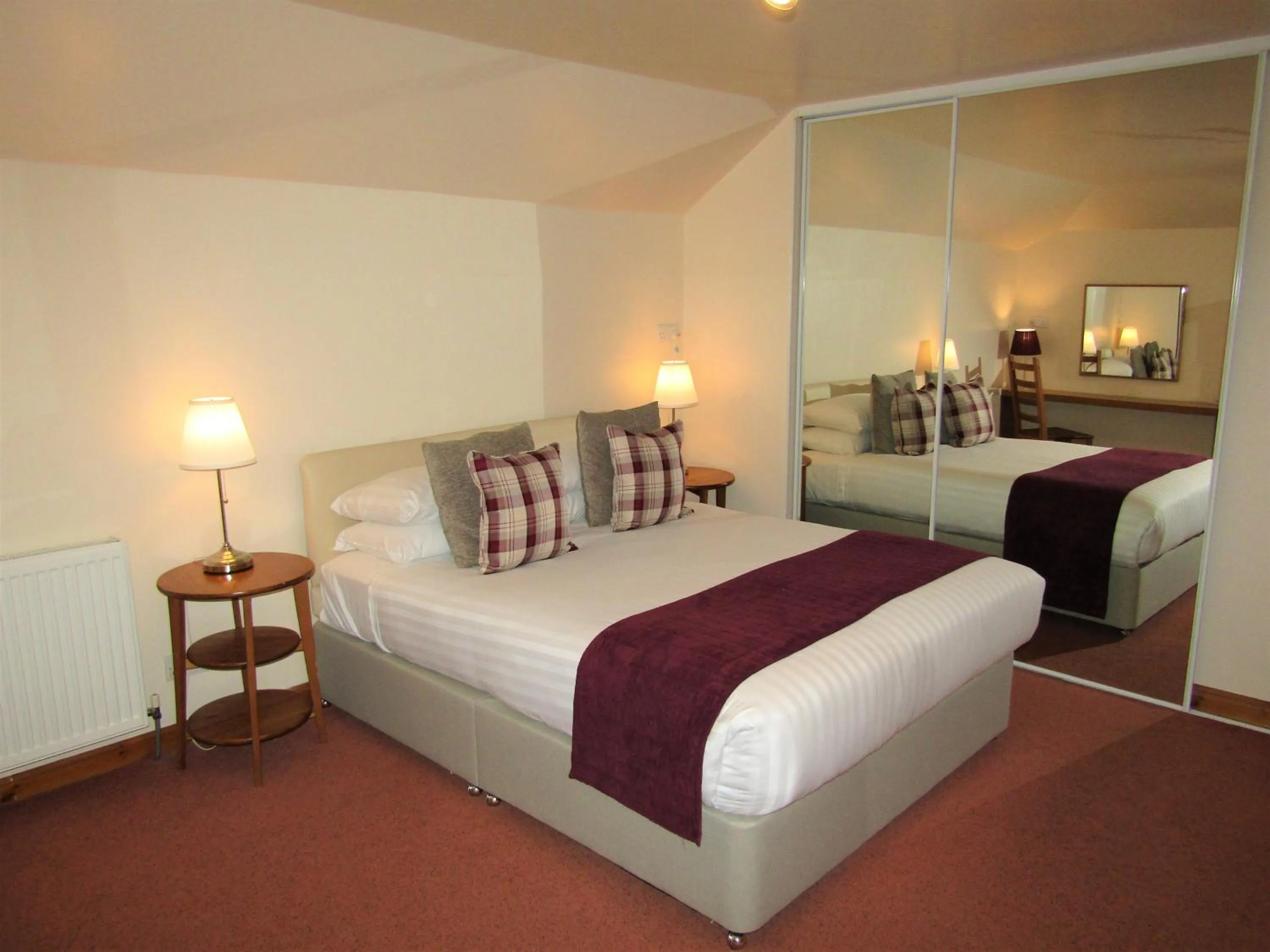 Bedroom, Bed in Kingswood Hotel