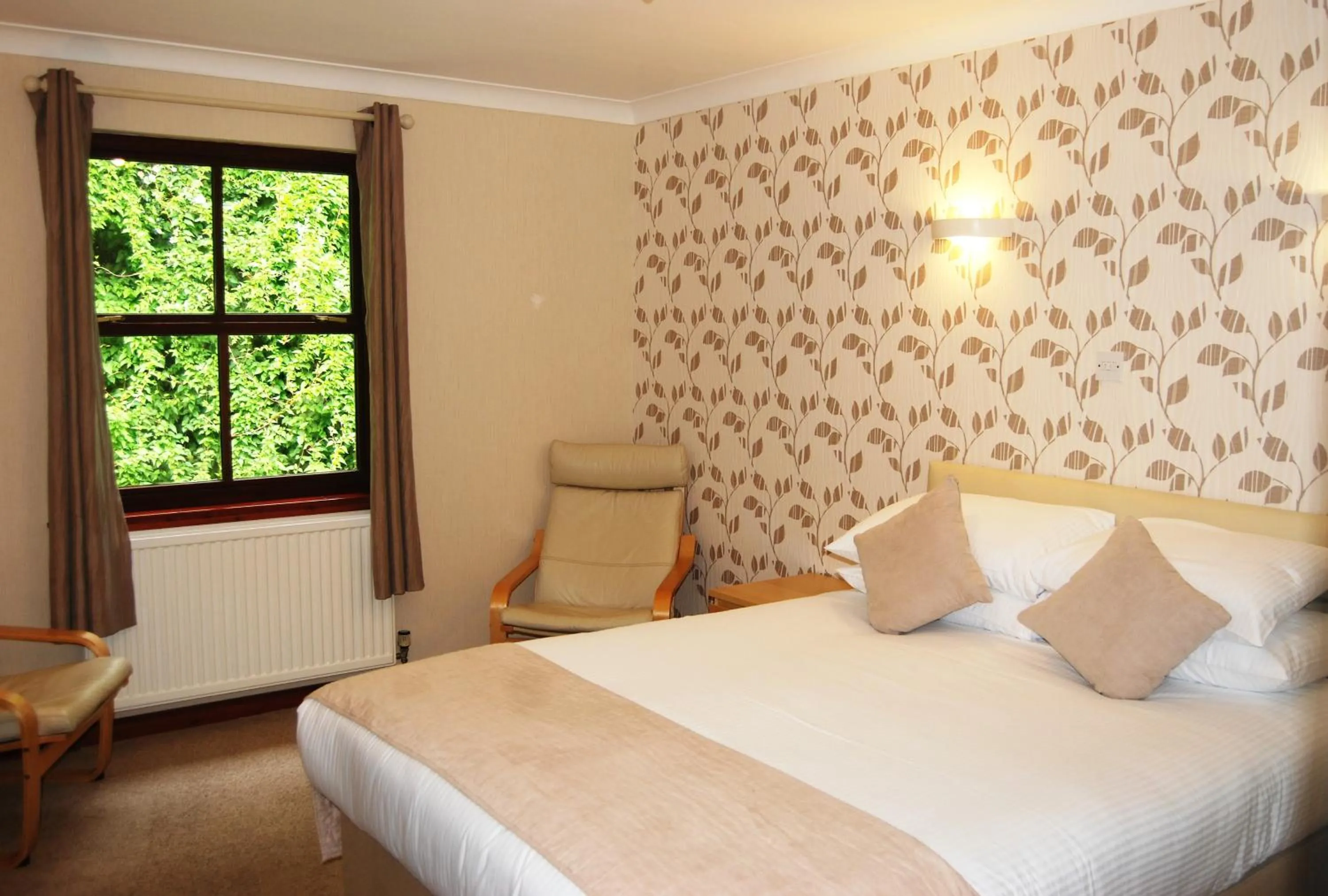 Photo of the whole room, Bed in Kingswood Hotel