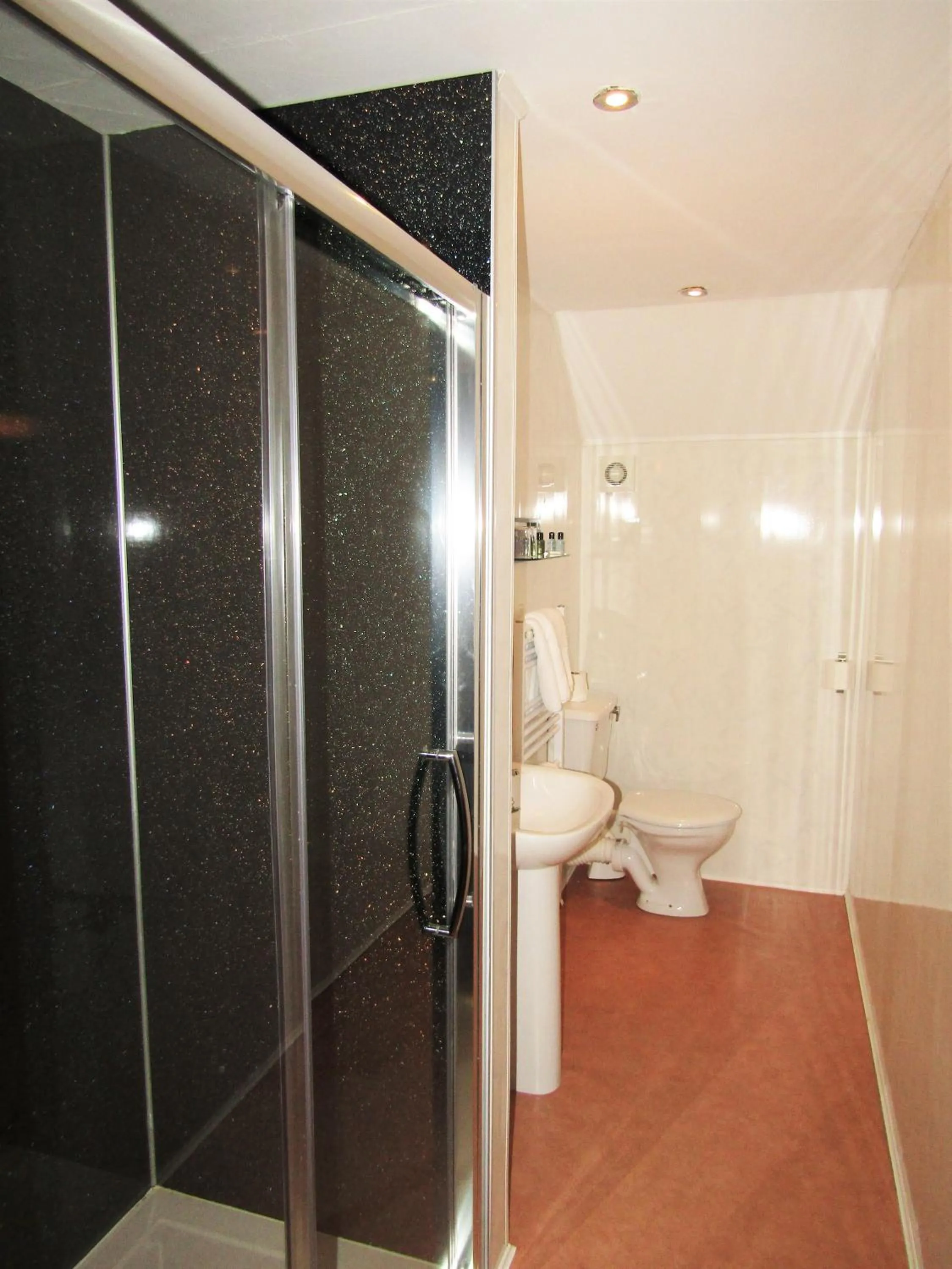 Bathroom in Kingswood Hotel