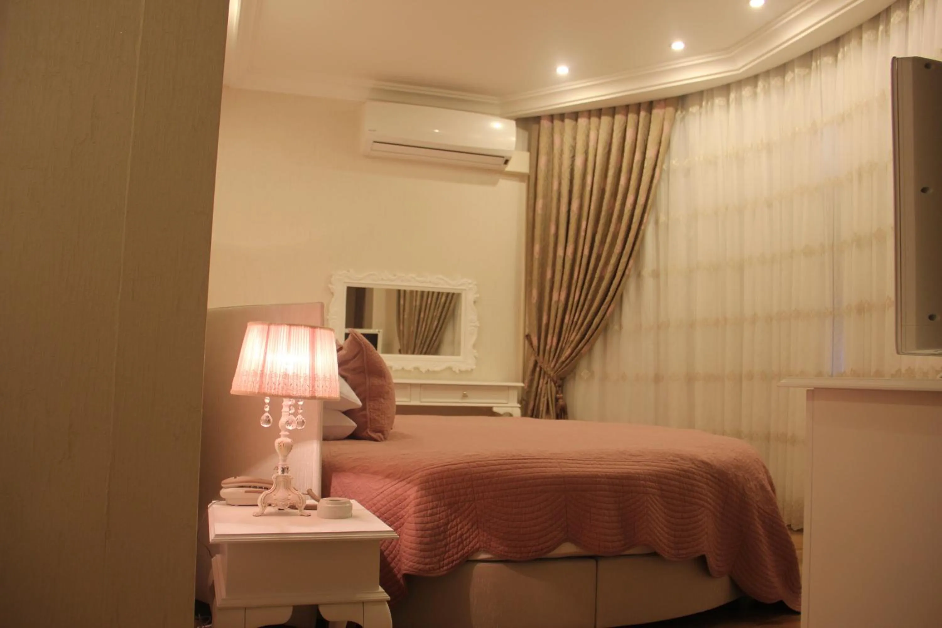 Photo of the whole room, Bed in Buyukada Princess Hotel