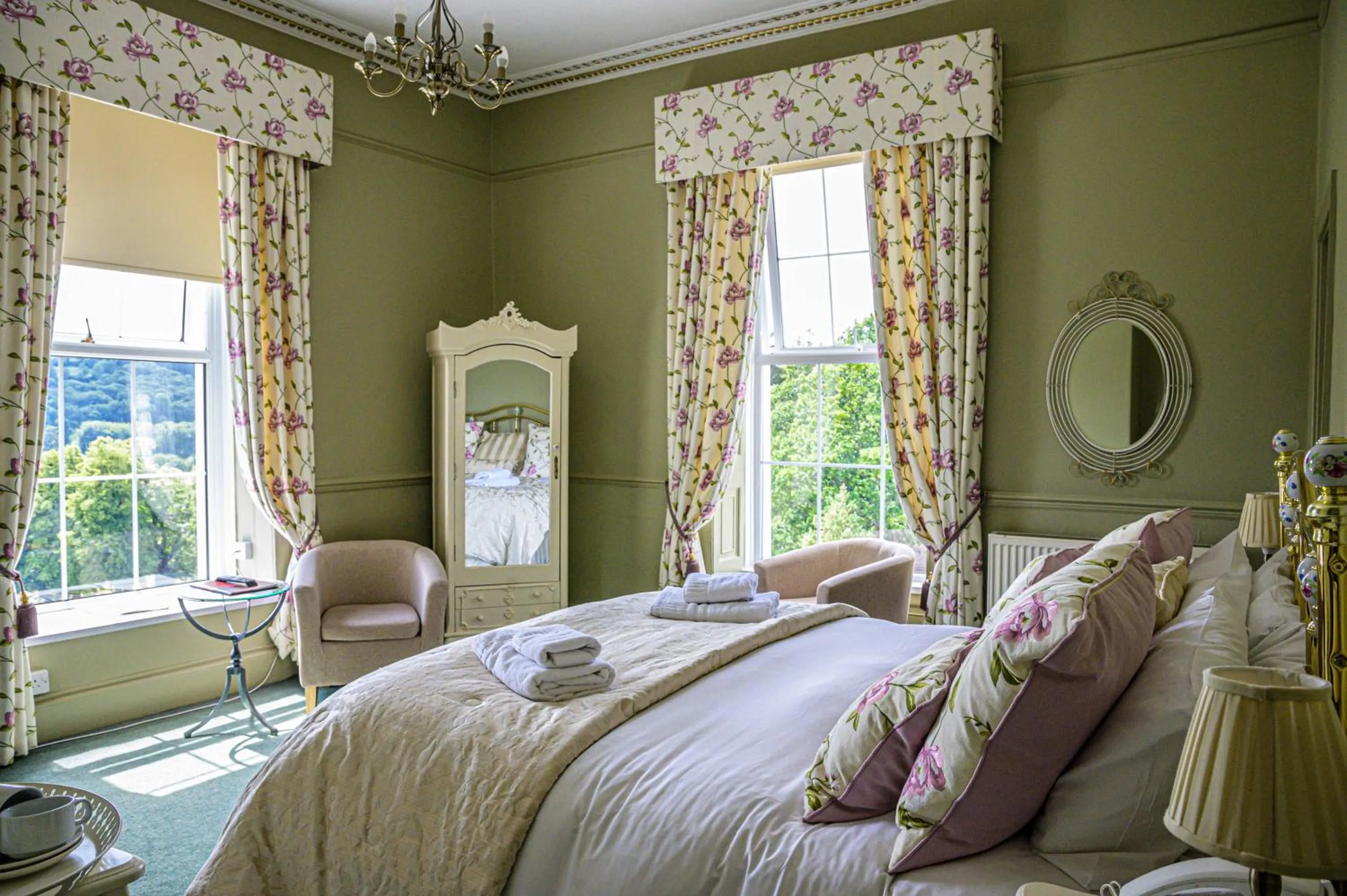 Photo of the whole room, Bed in The Manor Hotel