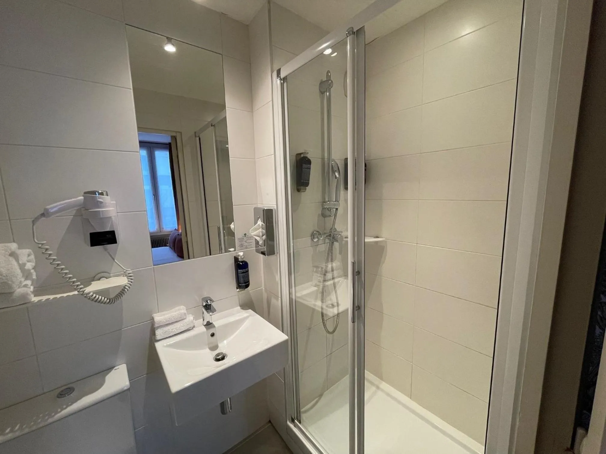 Bathroom in Parici Hôtel Boulogne Billancourt