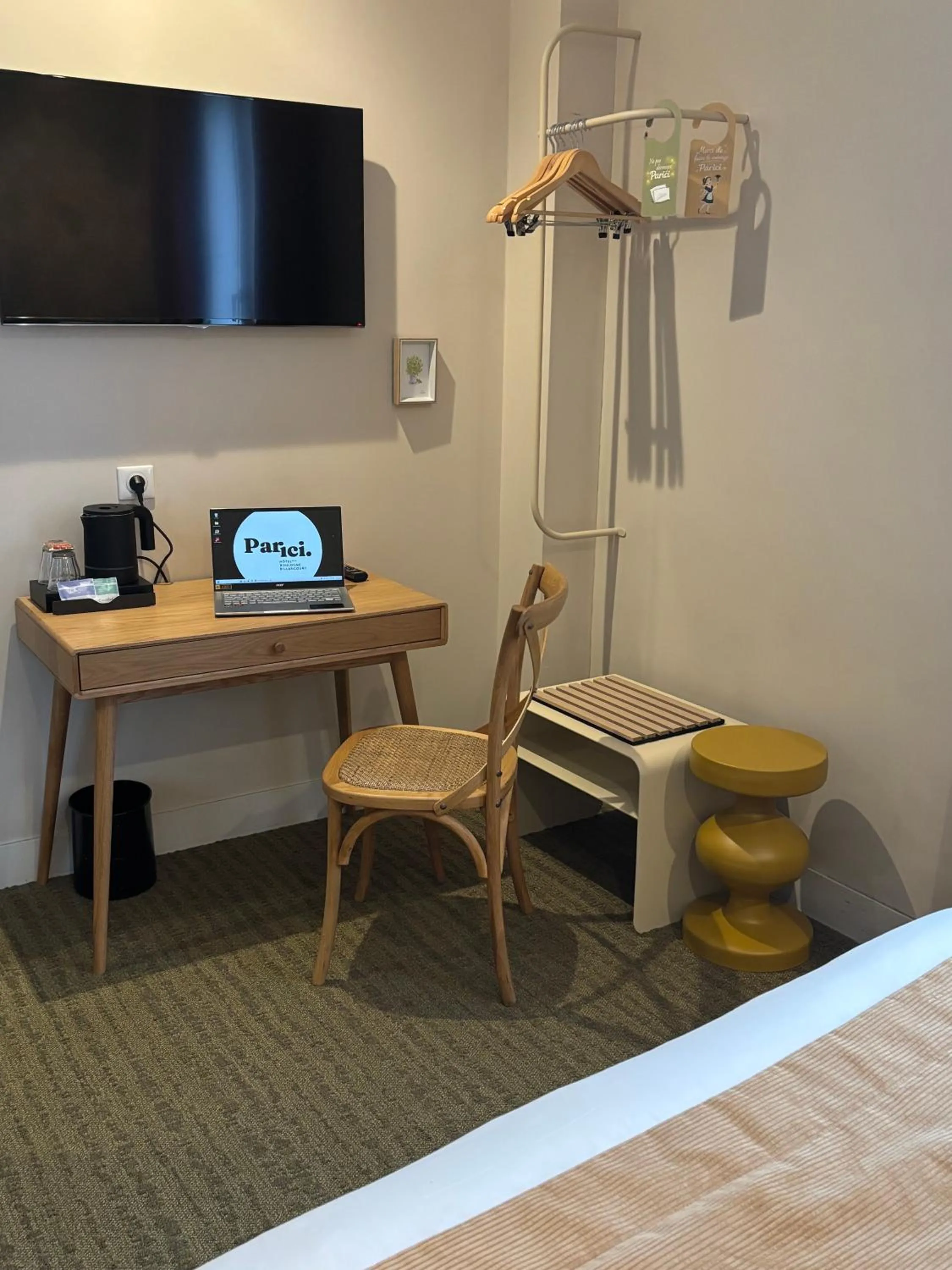 Seating area, Bed in Parici Hôtel Boulogne Billancourt