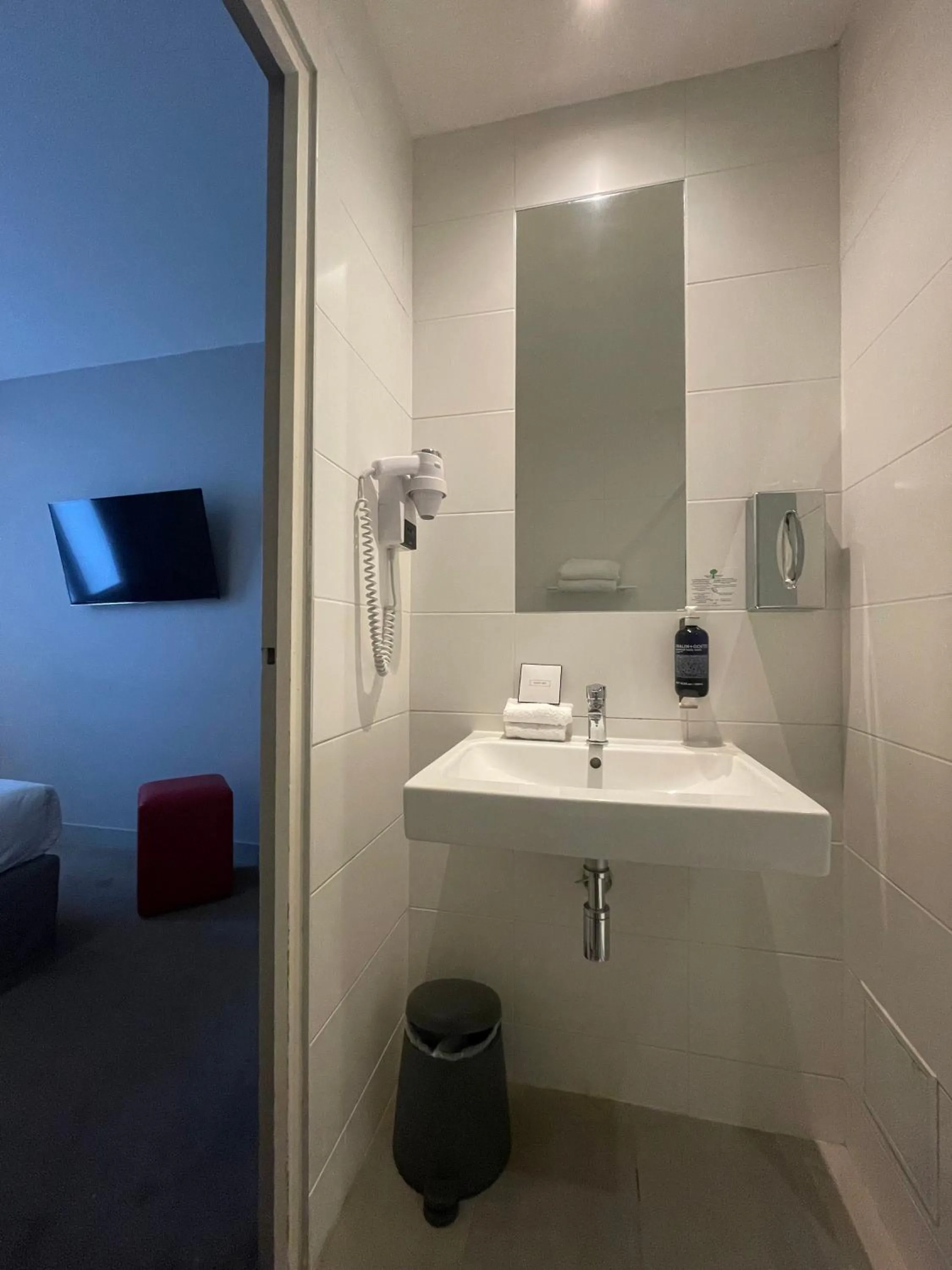 Bathroom in Parici Hôtel Boulogne Billancourt