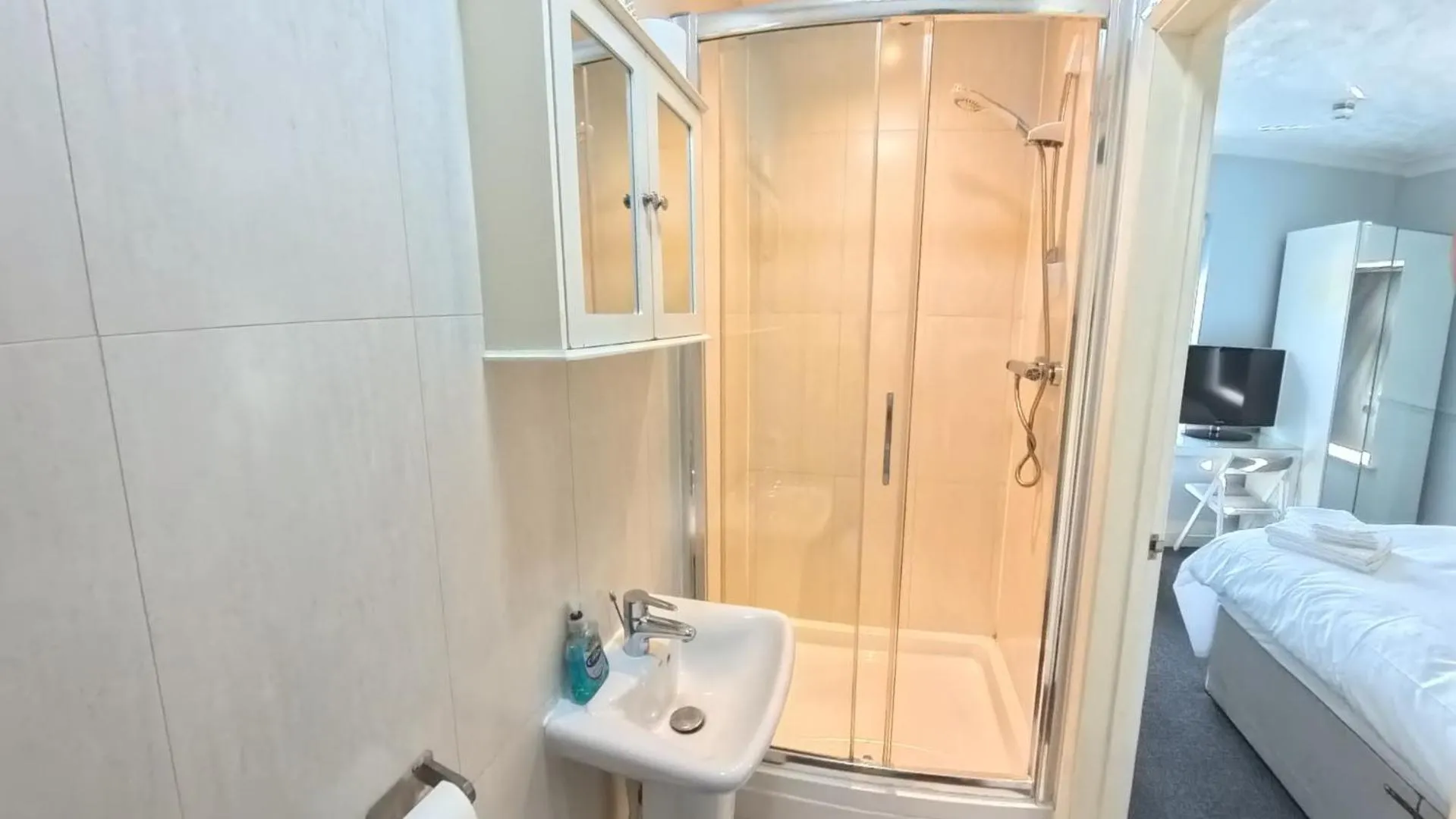 Shower, Bed in The Riverside