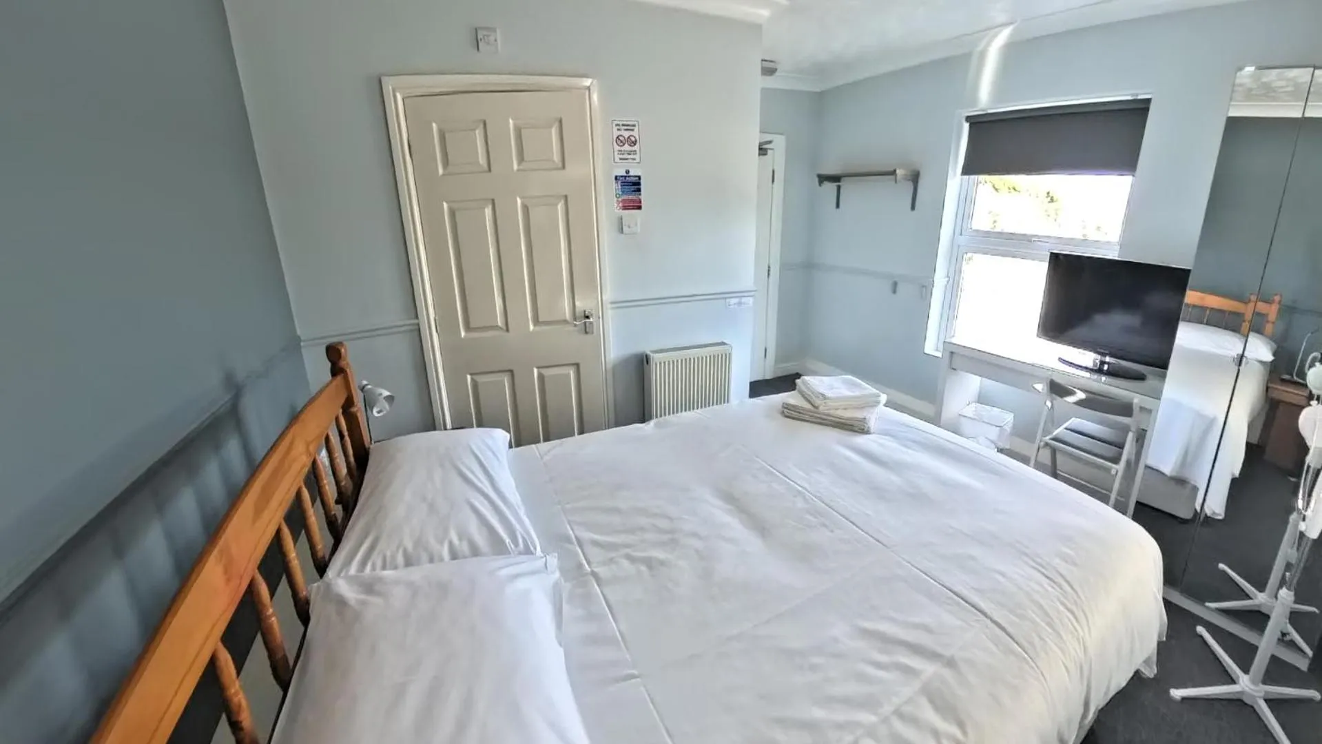 Photo of the whole room, Bed in The Riverside