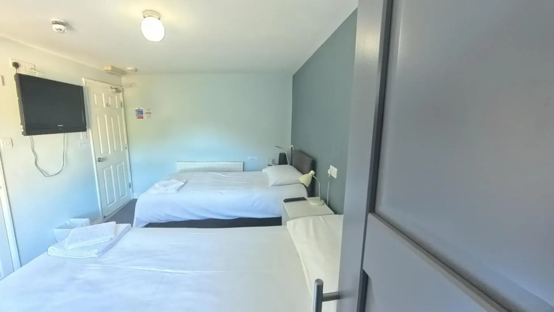 Photo of the whole room, Bed in The Riverside