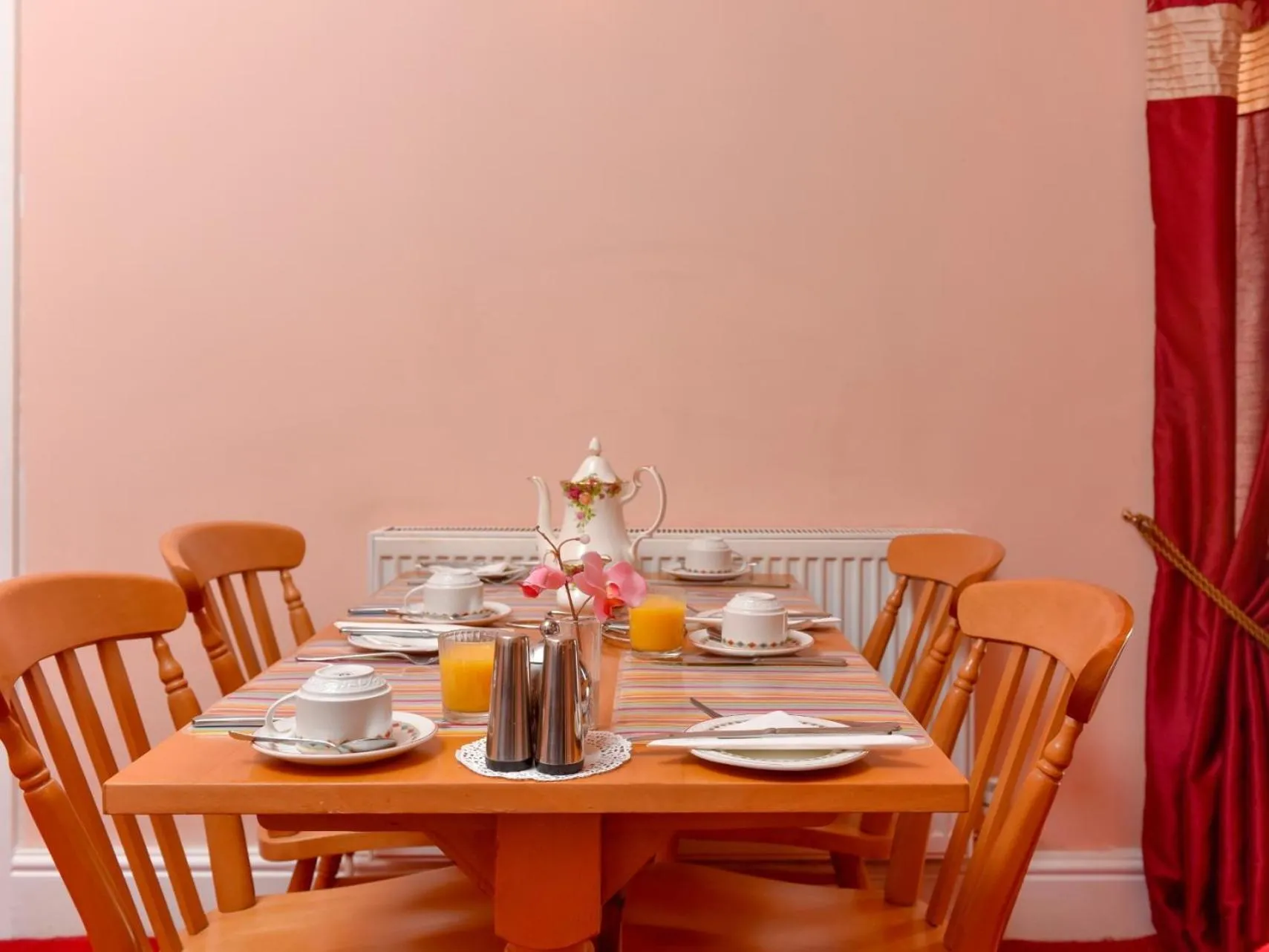 Dining area in The Warren Guest House