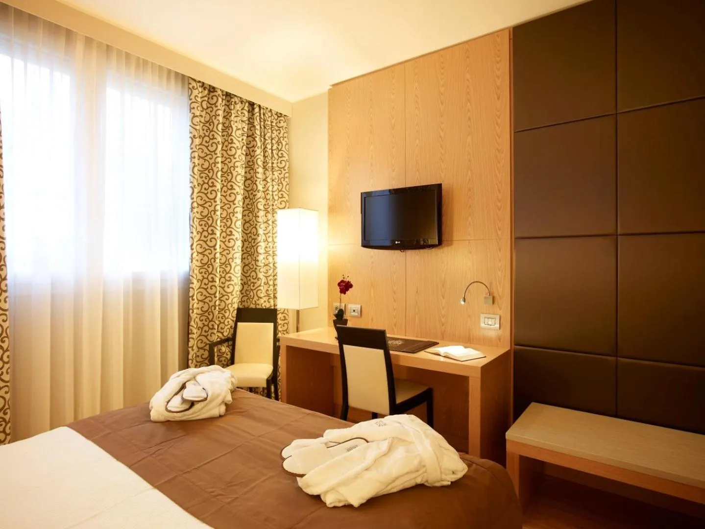 Bed in Virginia Palace Hotel