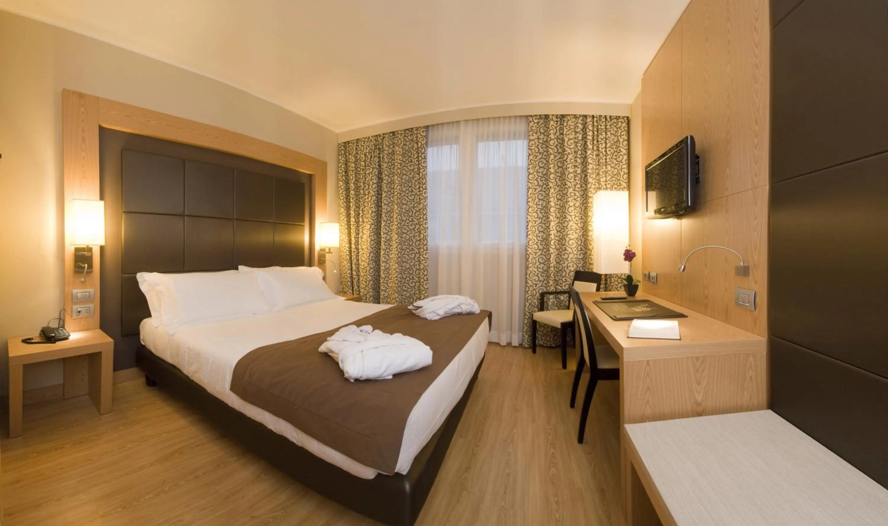 Photo of the whole room, Bed in Virginia Palace Hotel