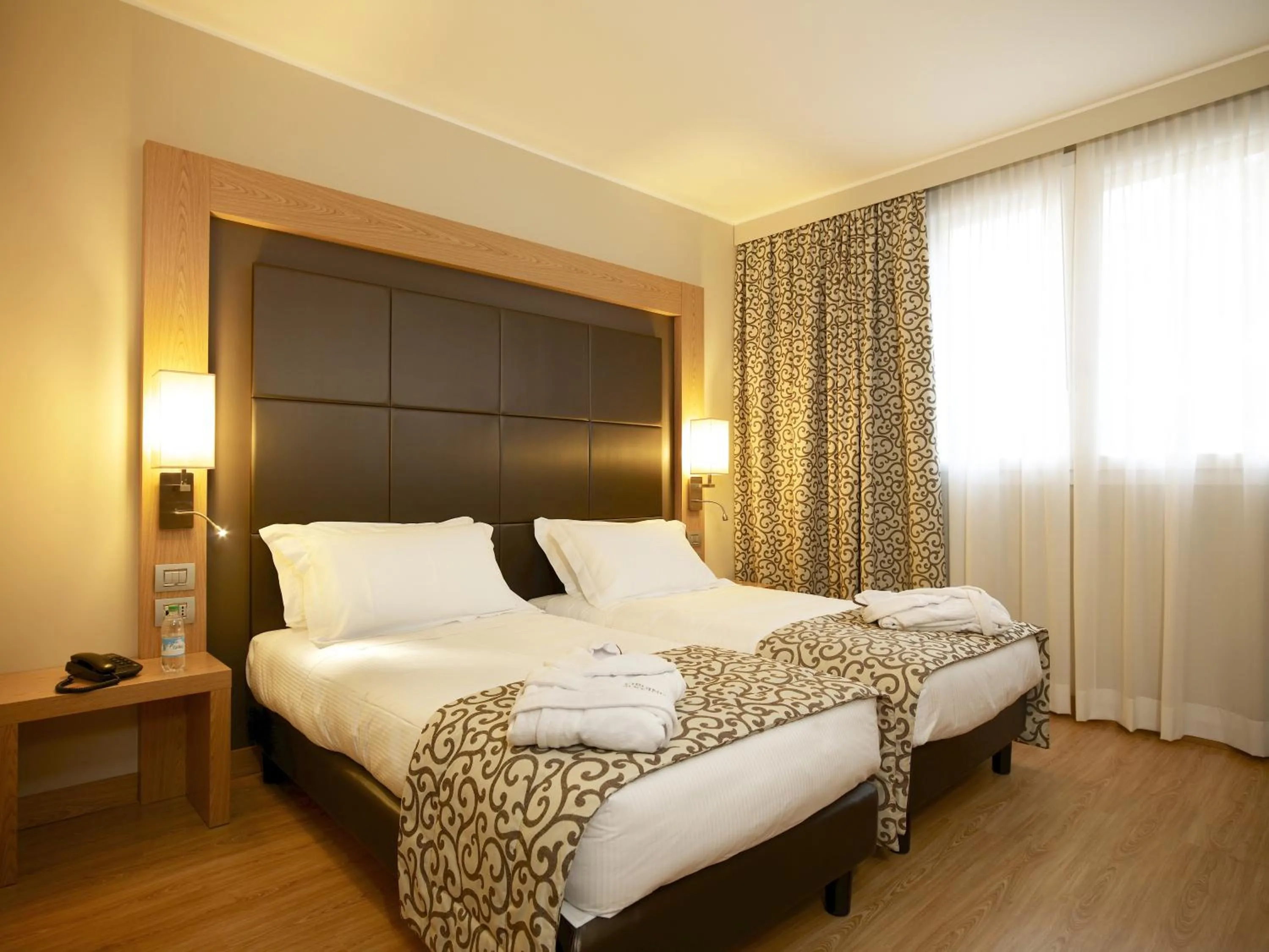 Photo of the whole room, Bed in Virginia Palace Hotel