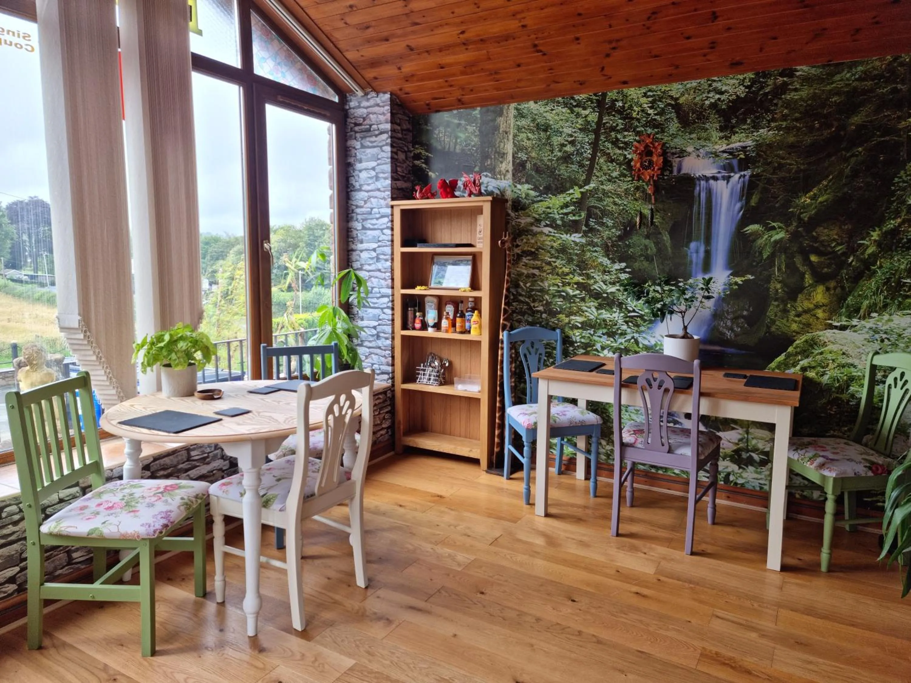 Dining area in Castle Lodge - Brecon Beacons Accommodation