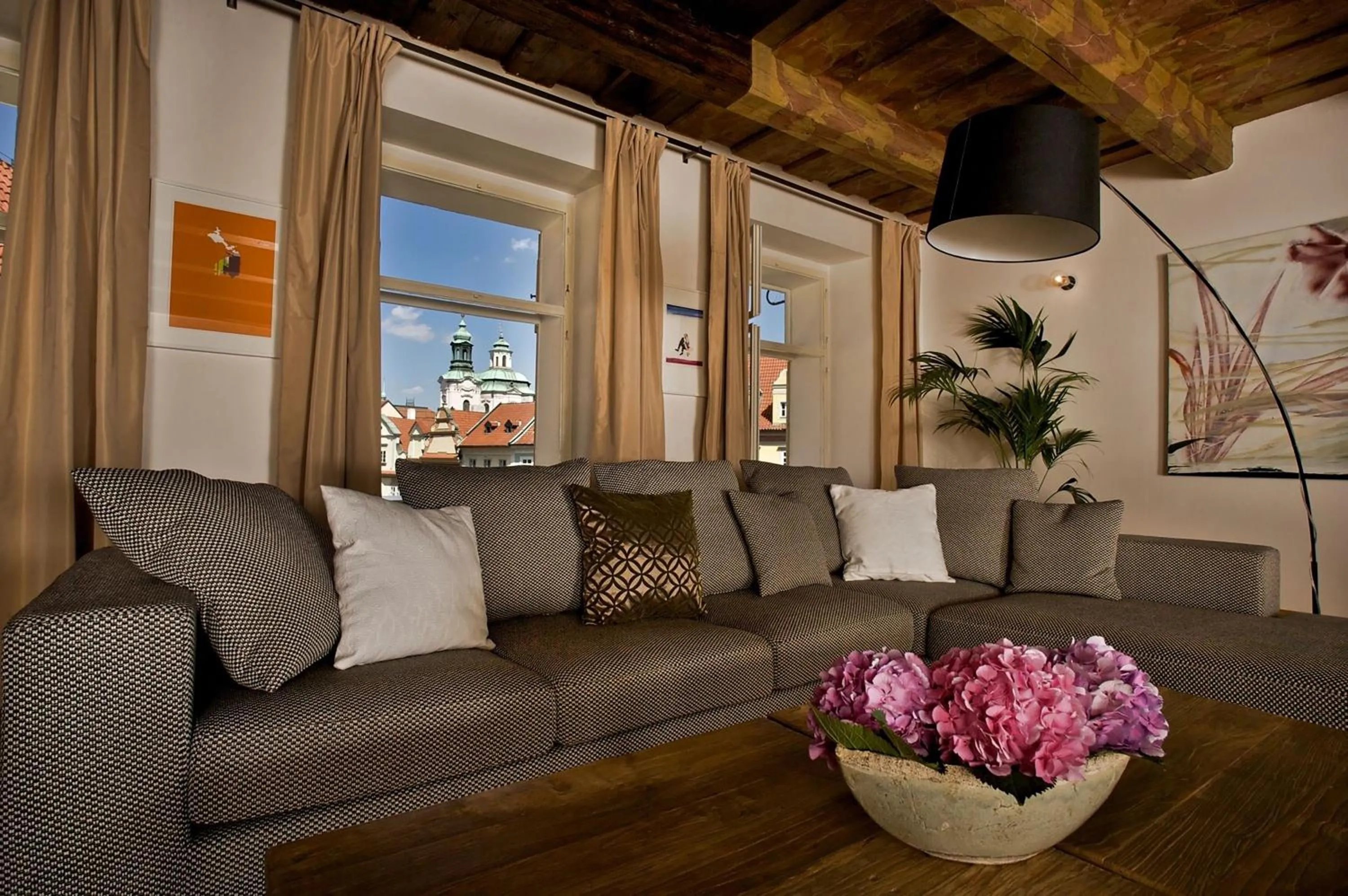 Day in U Kapra Apartments