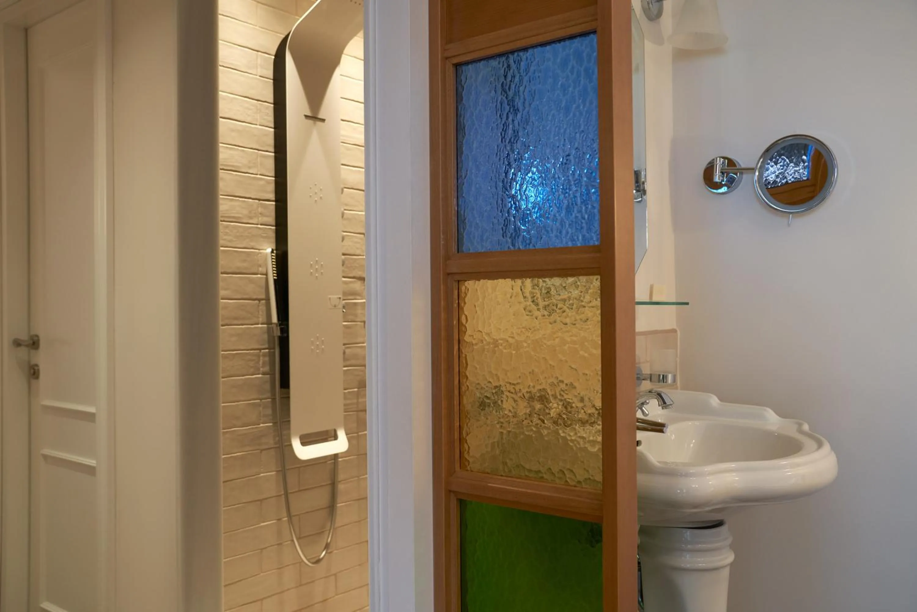 Shower in Legacy Gastro Suites