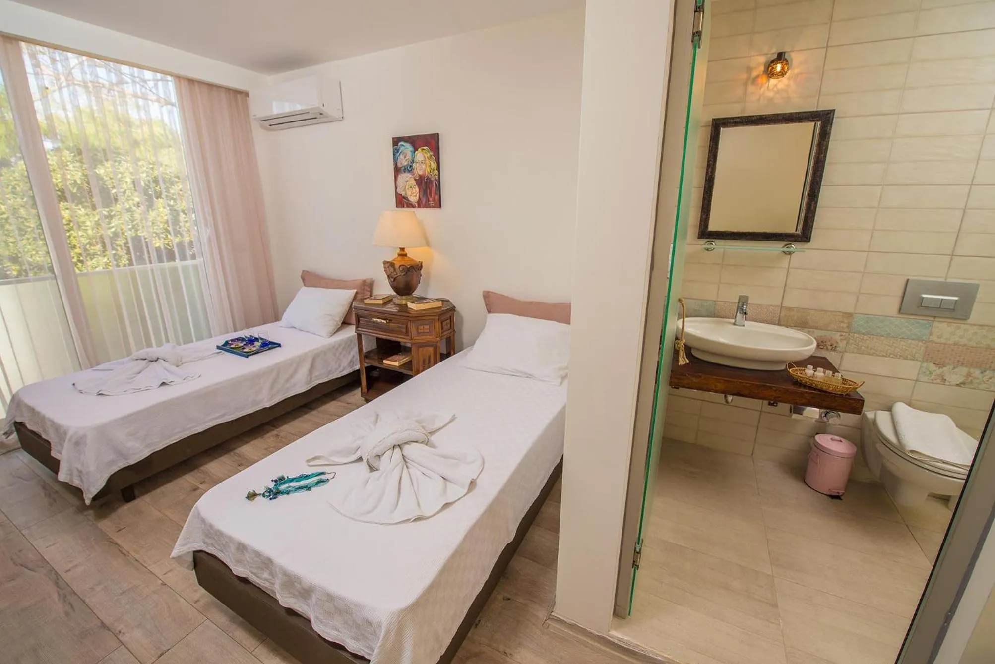 Photo of the whole room, Bed in Destina Hotel