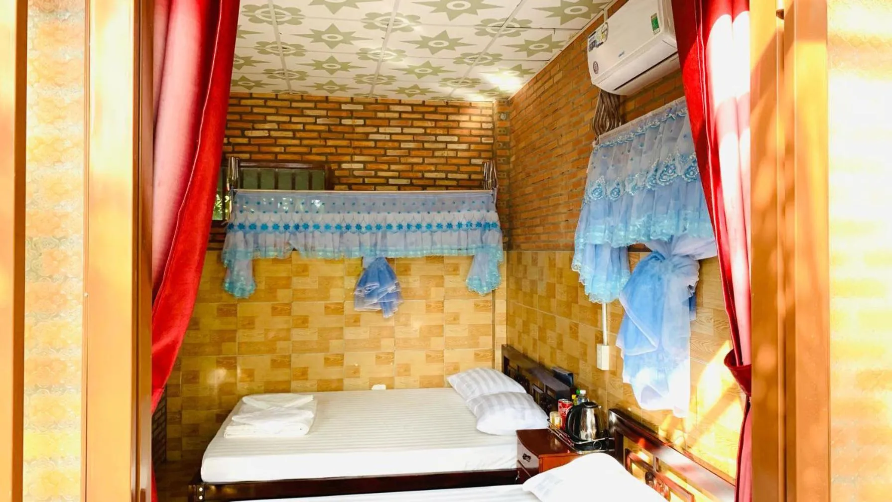 Bed in Gibbon Singing Home Stay