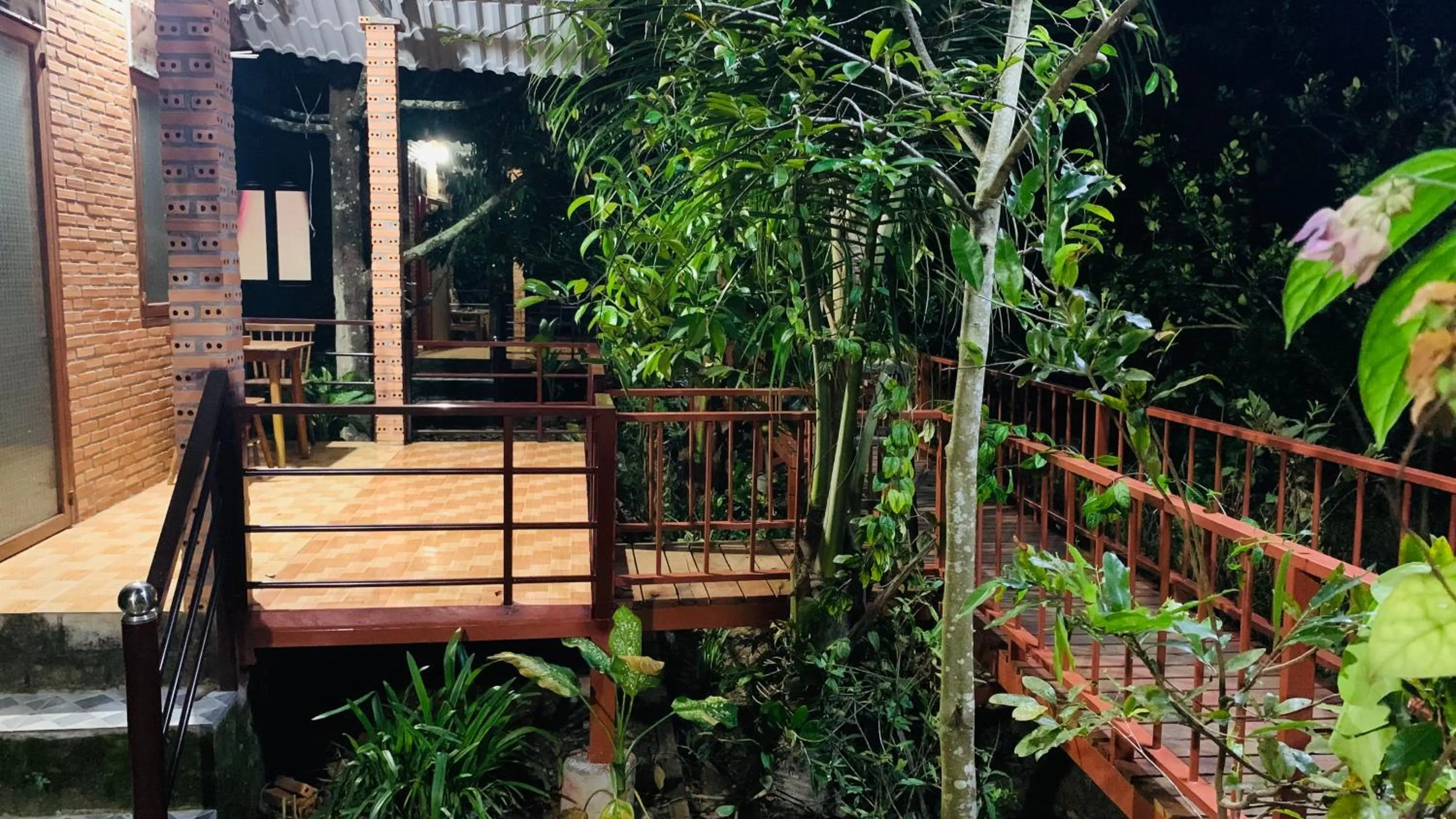 Gibbon Singing Home Stay