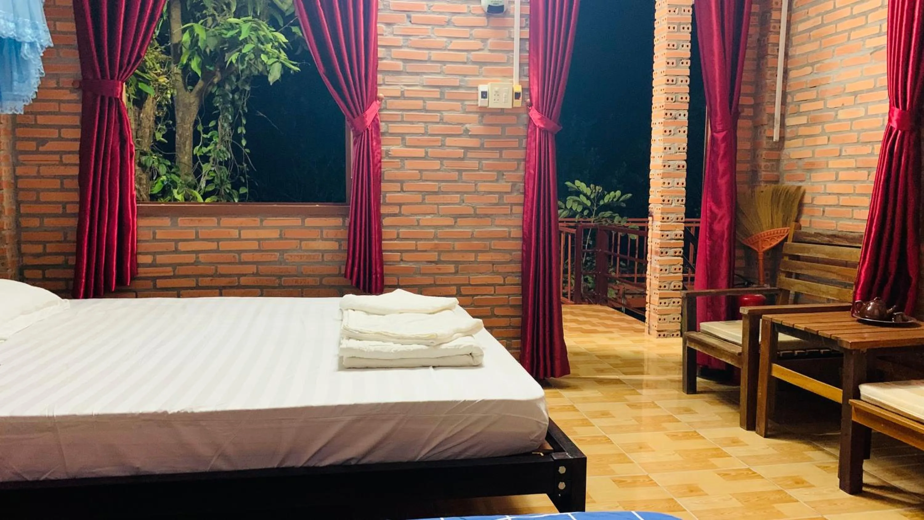 Bed in Gibbon Singing Home Stay