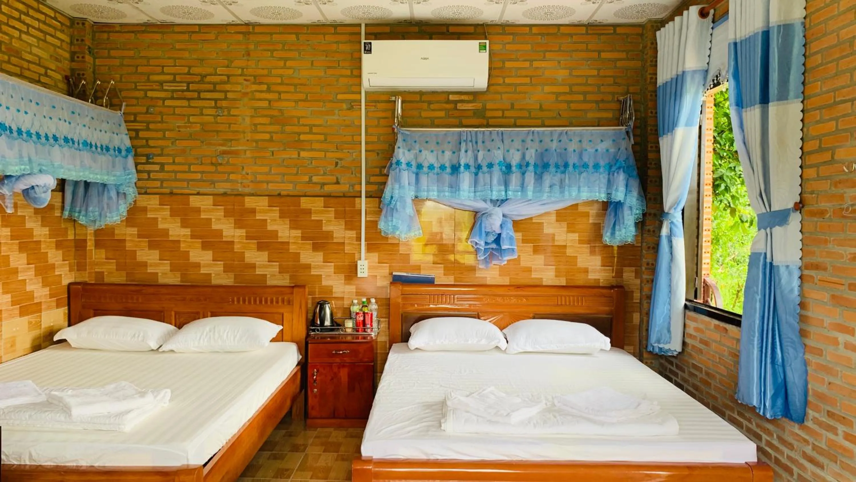 Bed in Gibbon Singing Home Stay