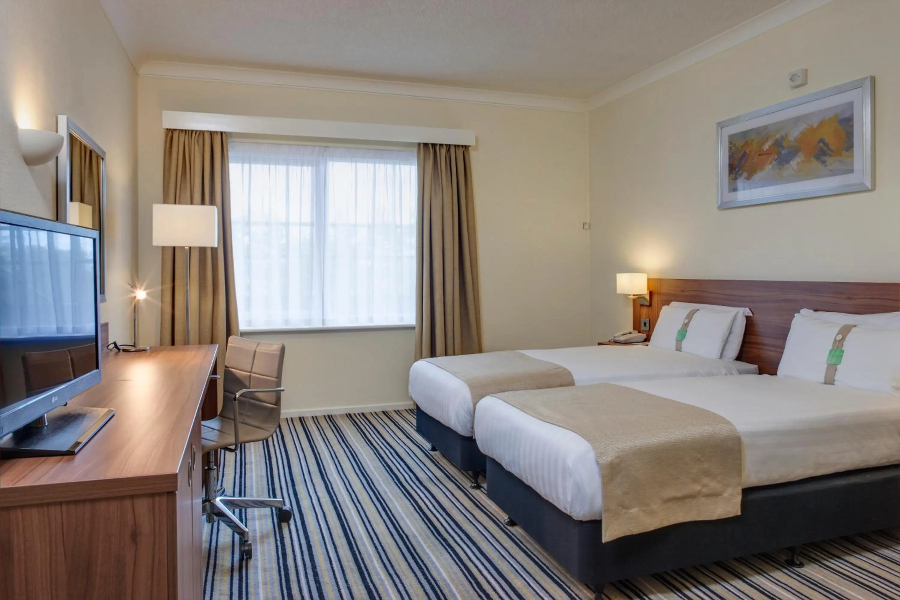 Photo of the whole room, Bed in Holiday Inn Washington by IHG