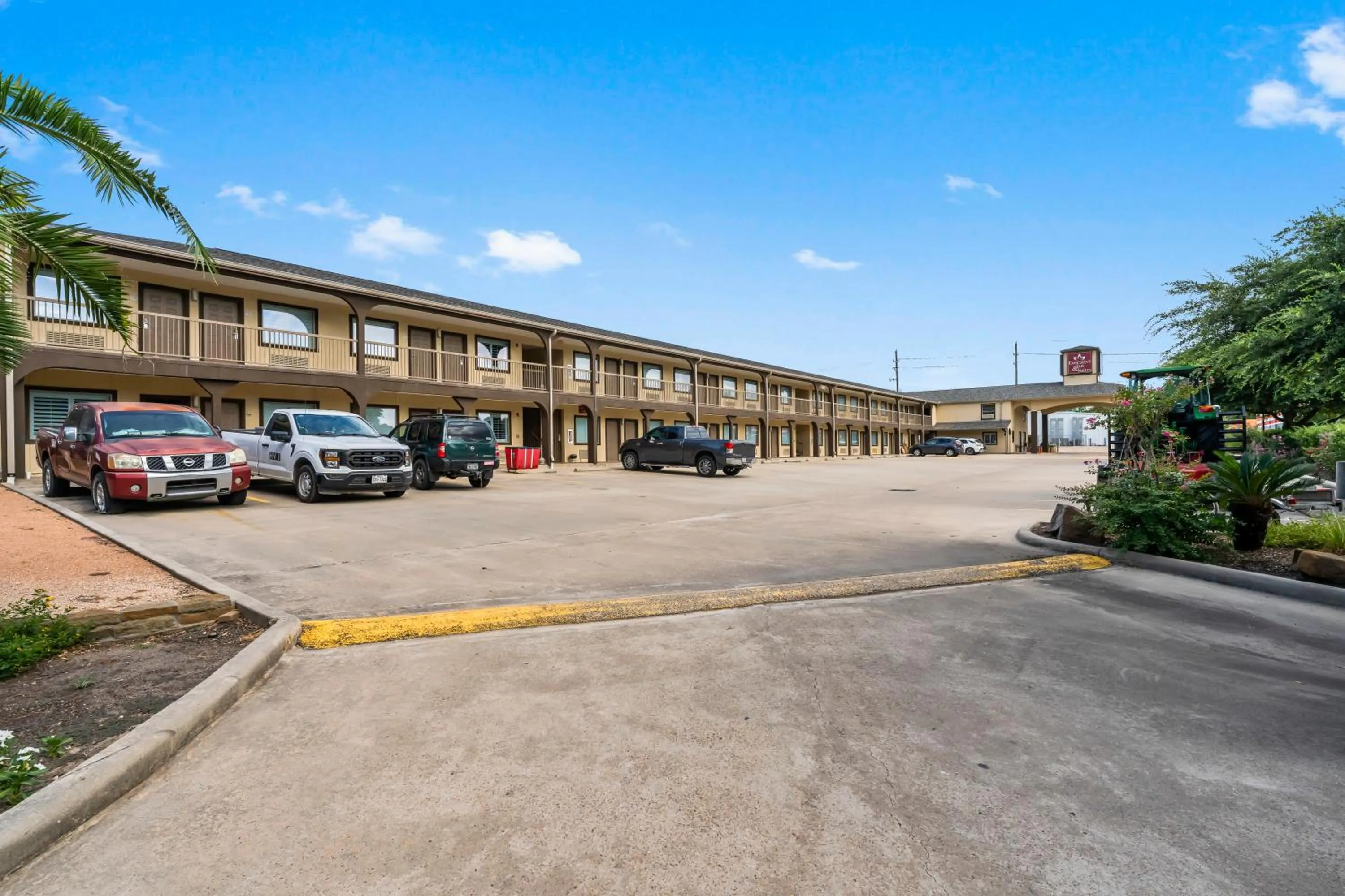 Property building in Executive Inn & Suites Magnolia