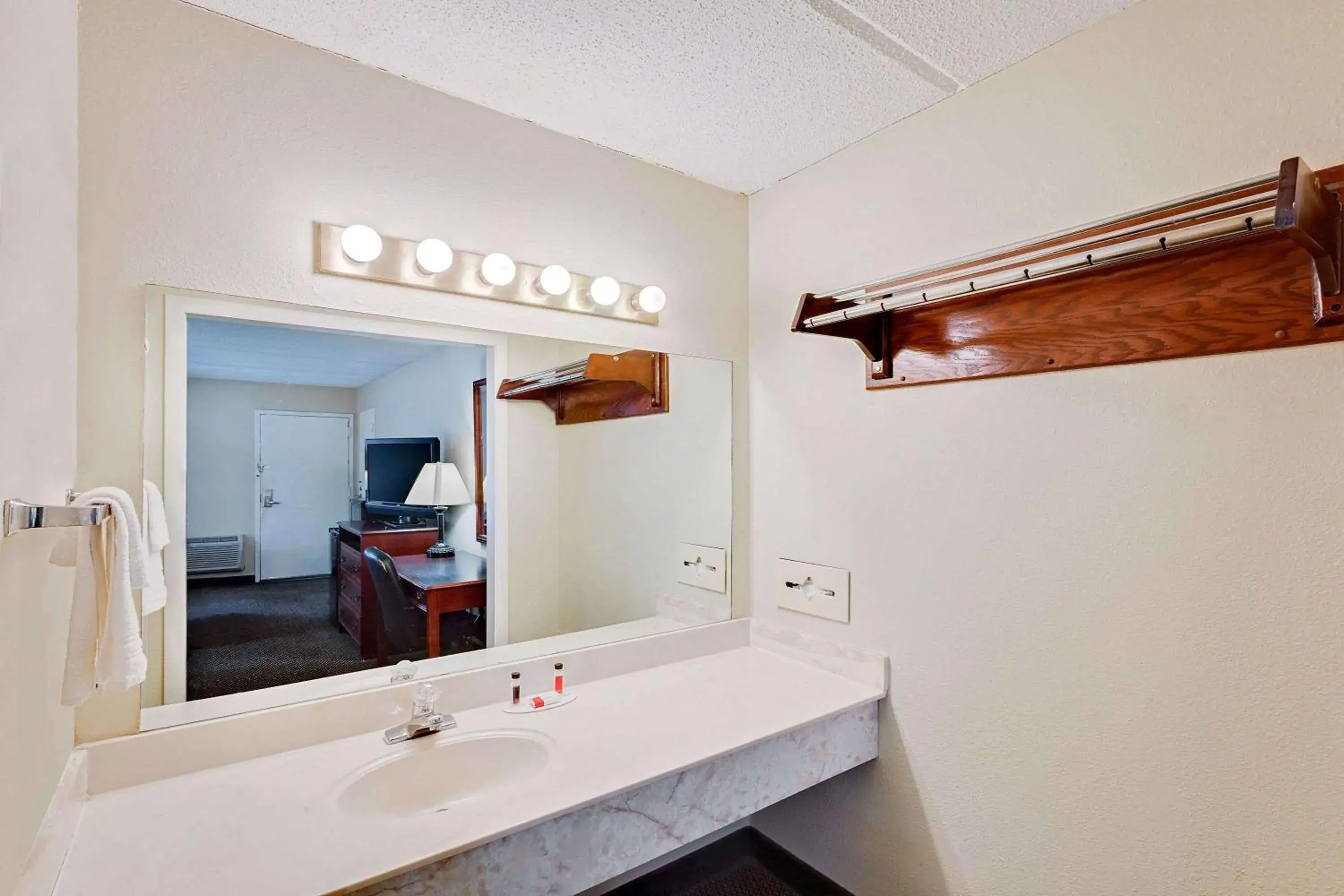 King Room with Bath Tub - Mobility/Hearing Accessible - Non-Smoking in Days Inn by Wyndham Bay City King Room with Bath Tub - Mobility/Hearing Accessible - Non-Smoking in Days Inn by Wyndham Bay City