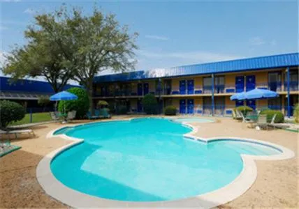 Swimming pool in Days Inn by Wyndham Bay City
