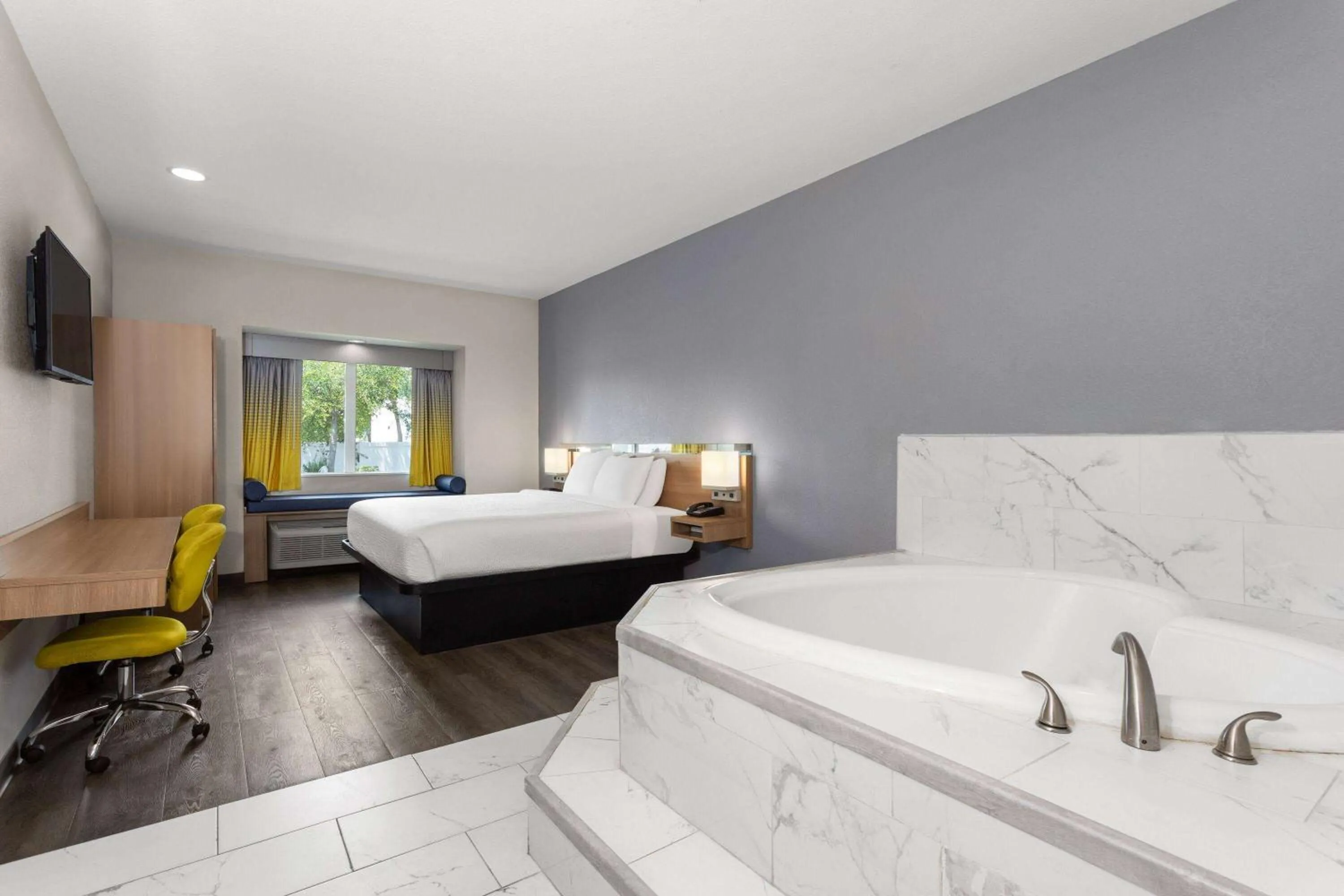 Bath, Bed in Microtel Inn & Suites by Wyndham Panama City