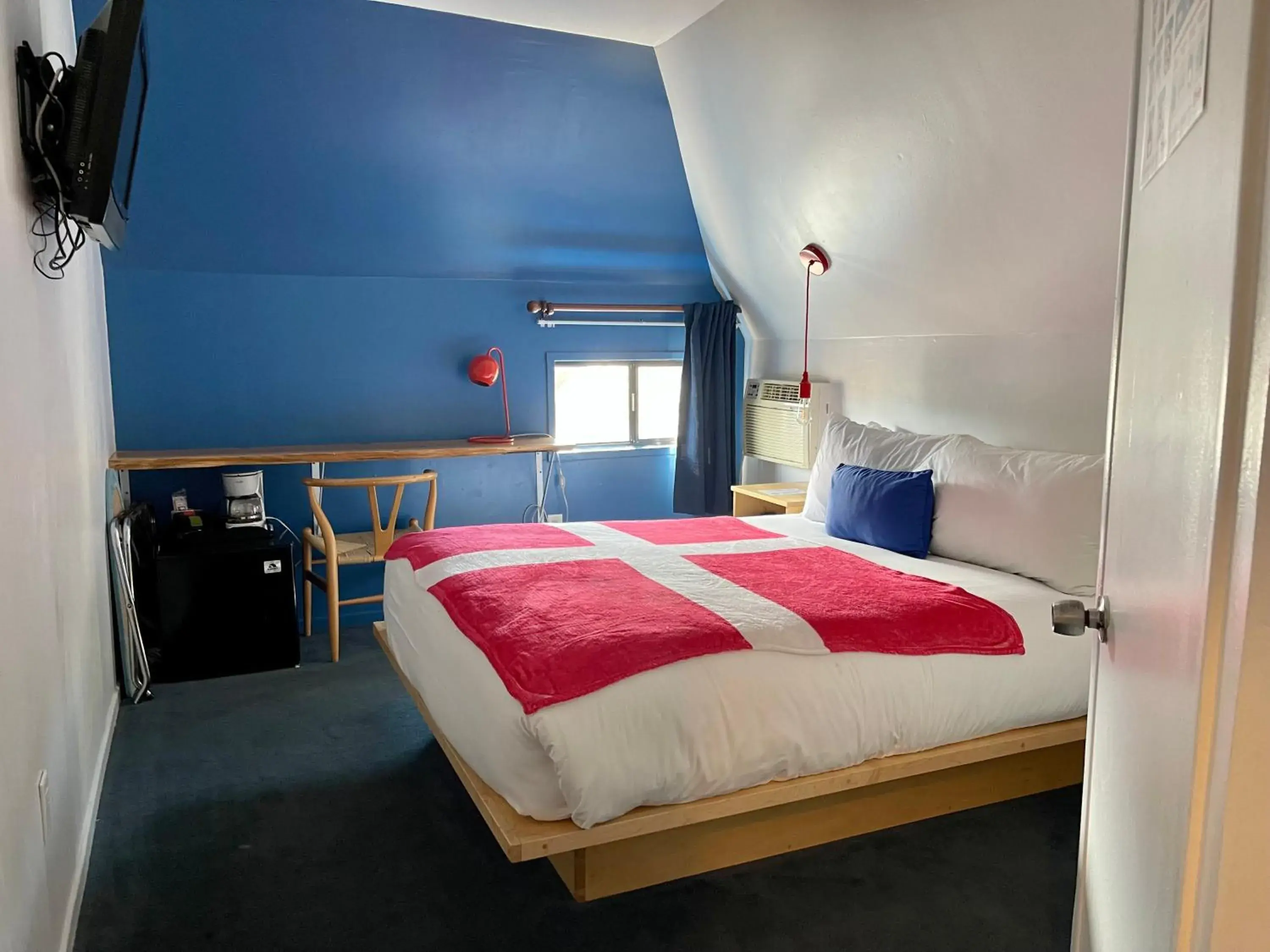 Budget Queen Room in The Hamlet Inn Budget Queen Room in The Hamlet Inn