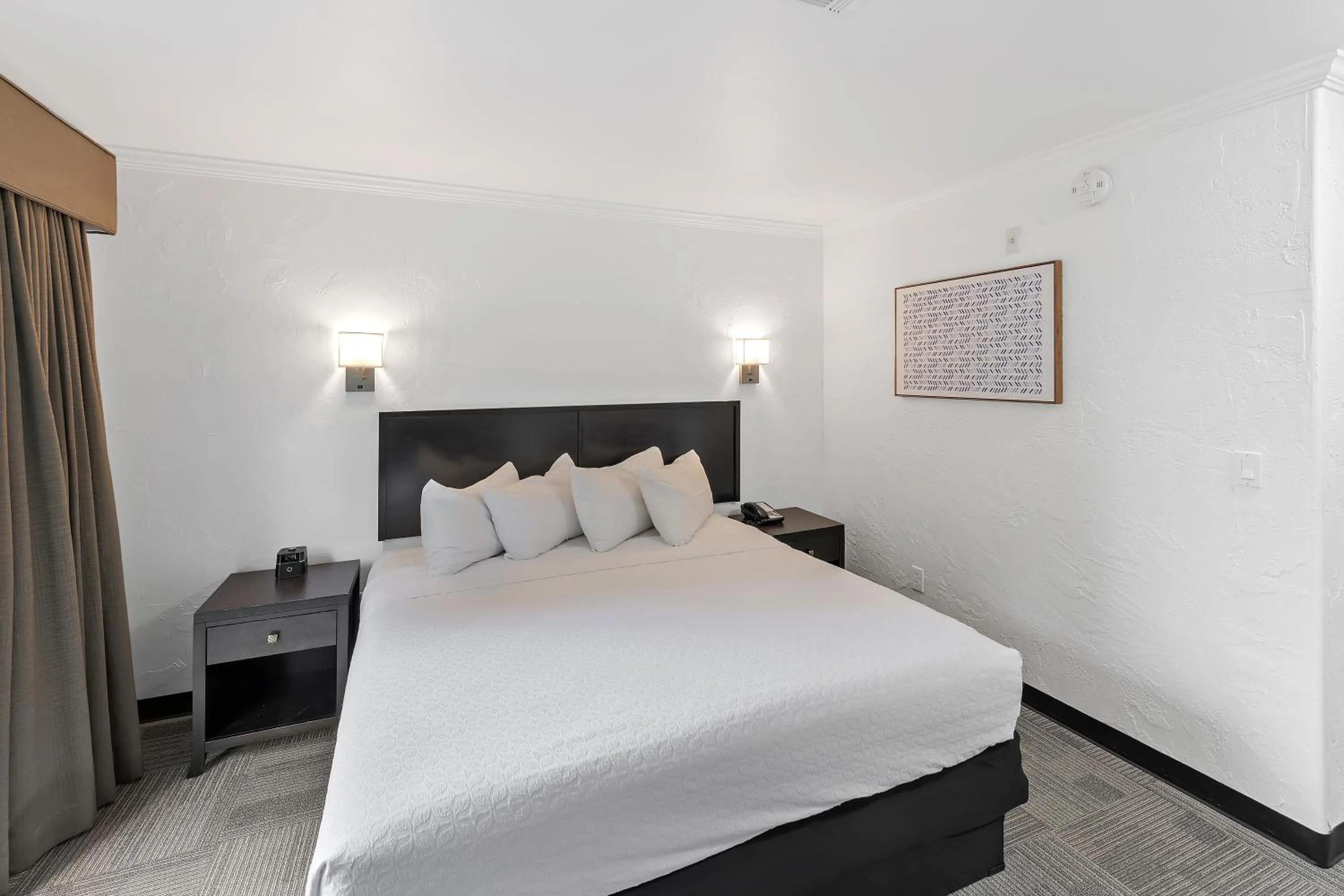 Bed in Best Western Wesley Inn & Suites