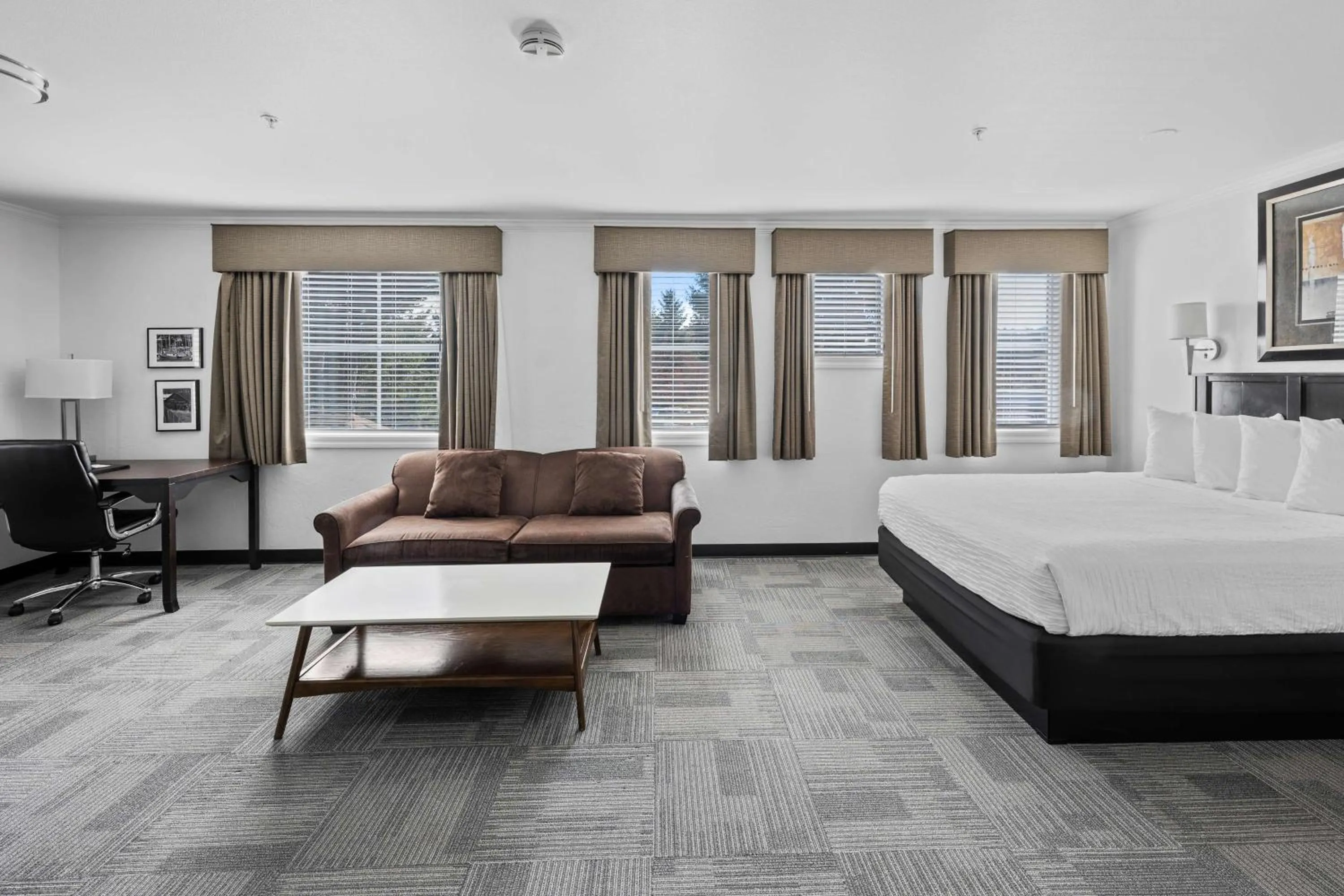 Photo of the whole room, Bed in Best Western Wesley Inn & Suites