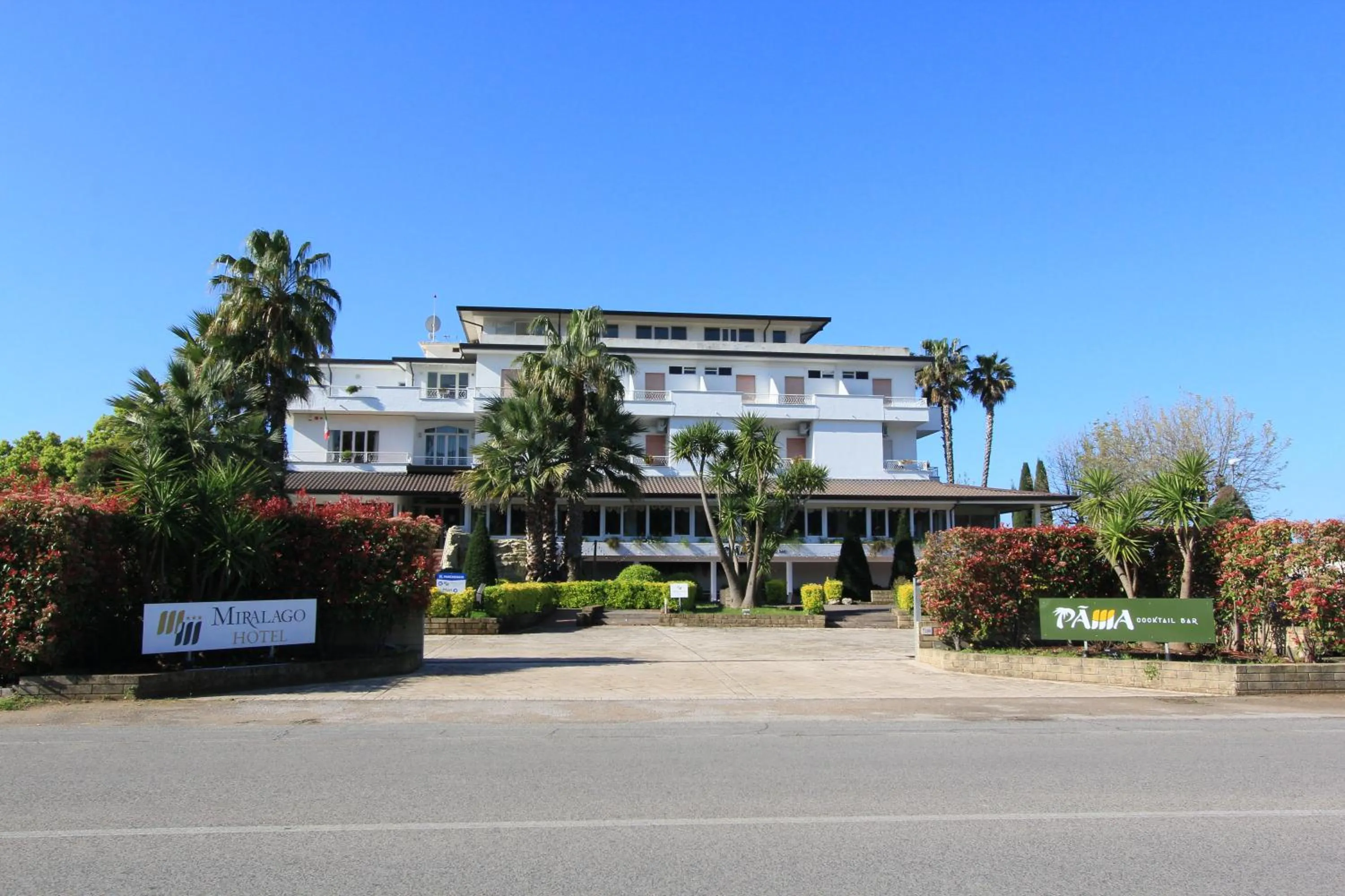 Facade/entrance in Miralago