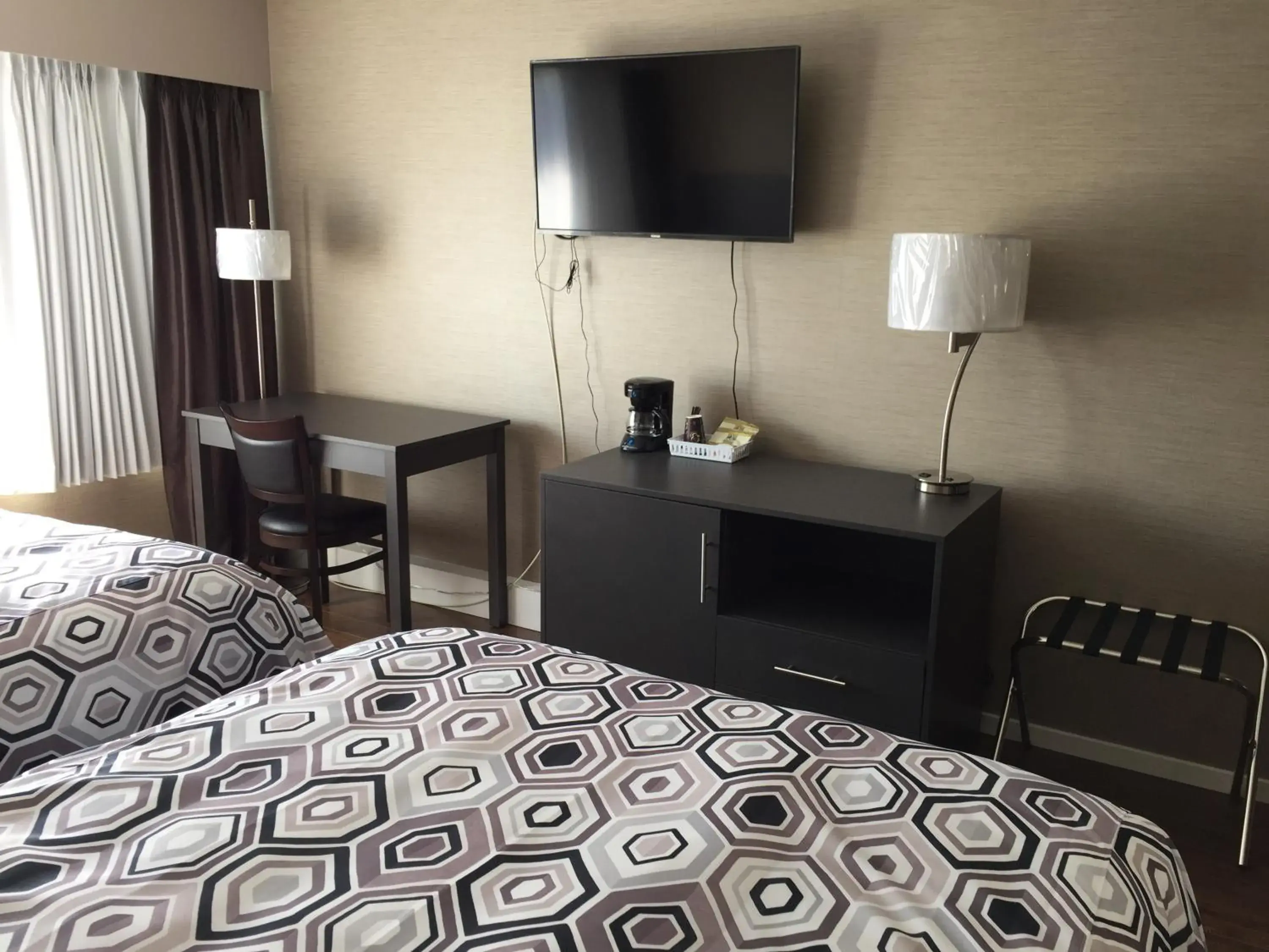 Standard Queen Room with Two Queen Beds in Dalewood Inn Standard Queen Room with Two Queen Beds in Dalewood Inn