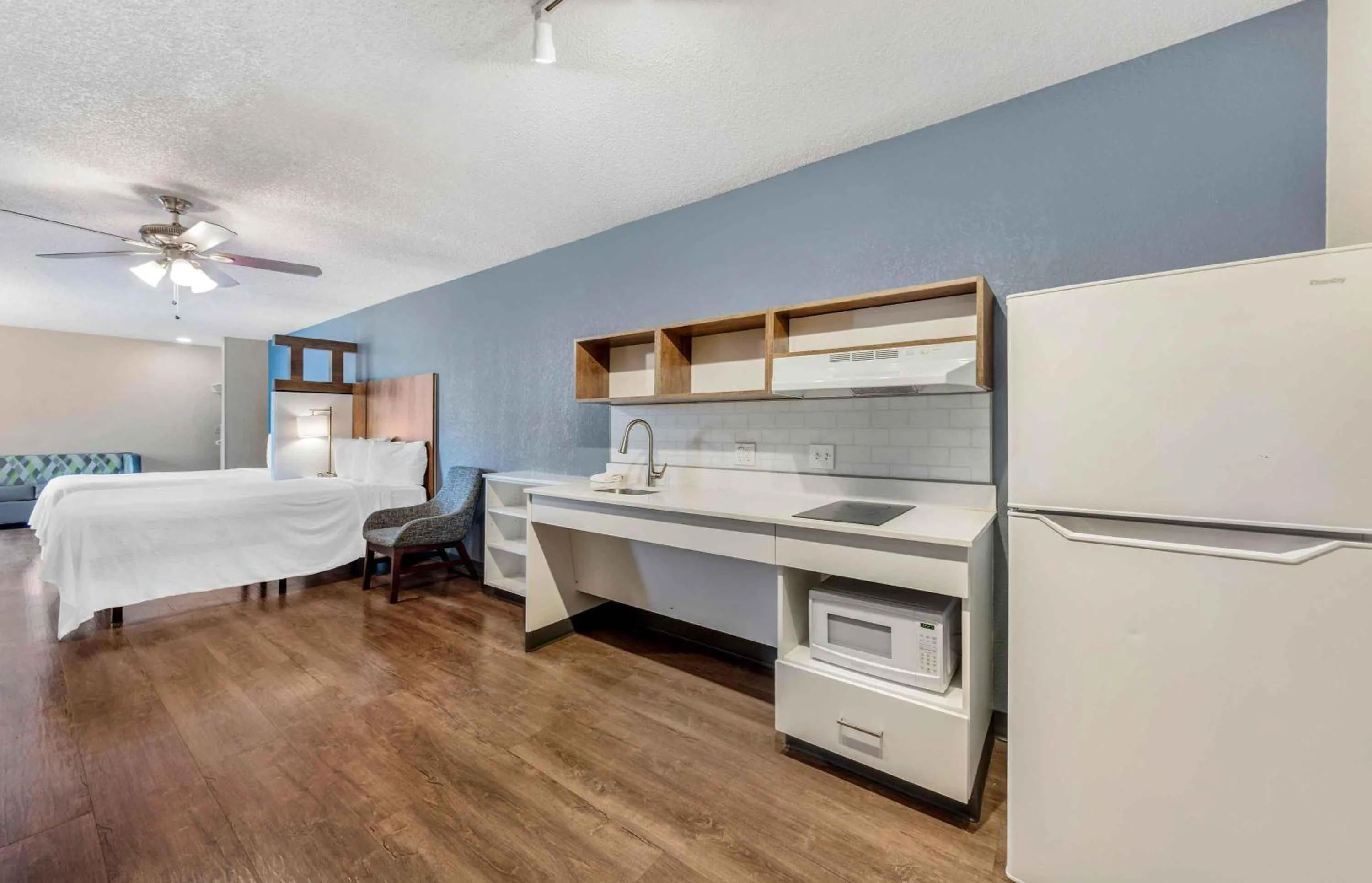 Kitchen or kitchenette, Bed in Extended Stay America Premier Suites - Miami - Airport - Doral - 87th Avenue South