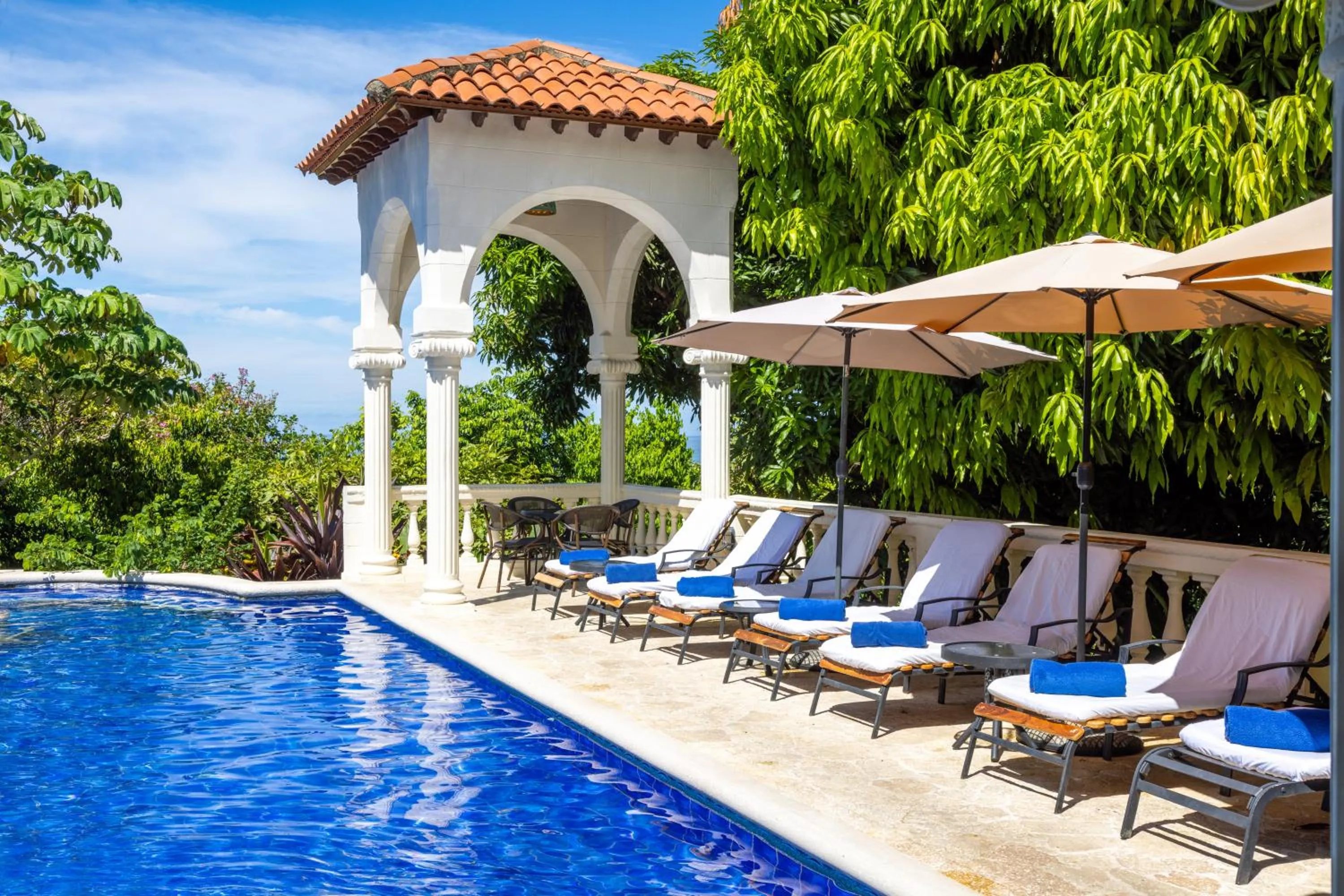 Swimming pool in Parador Nature Resort and Spa