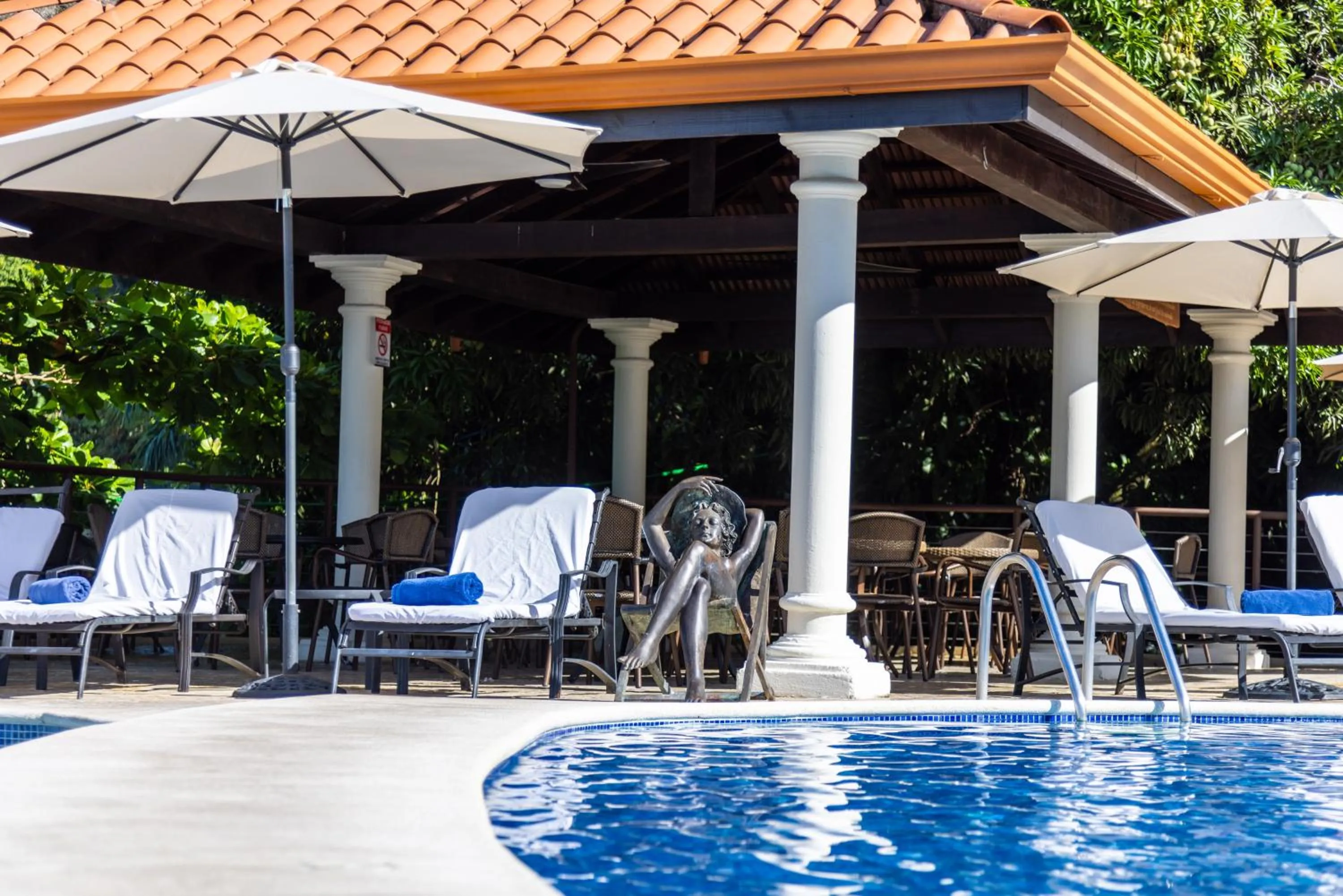 Swimming pool in Parador Nature Resort and Spa