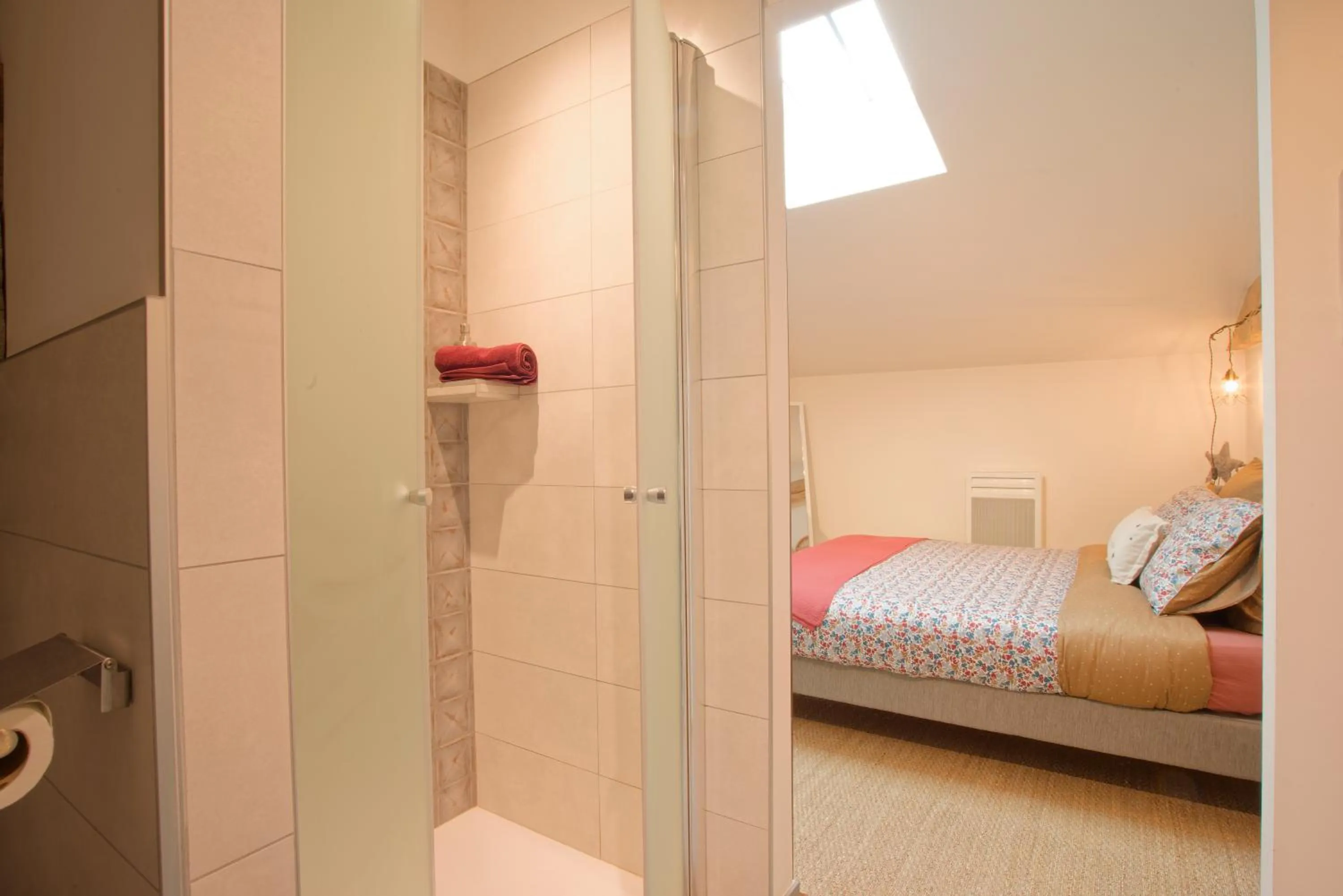 Shower, Bed in La Belle lurette