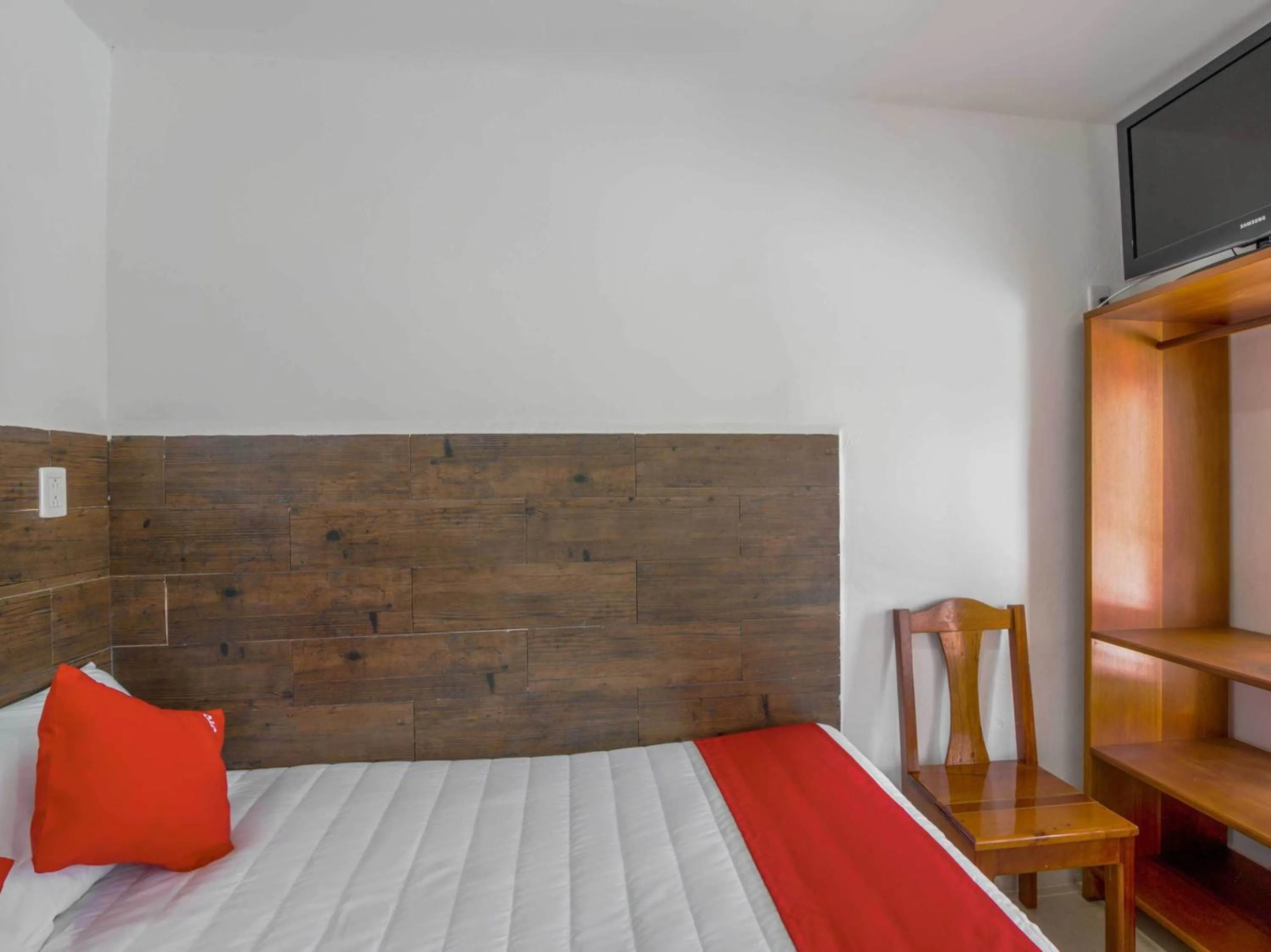 Bedroom, Bed in OYO Hotel Palma Real