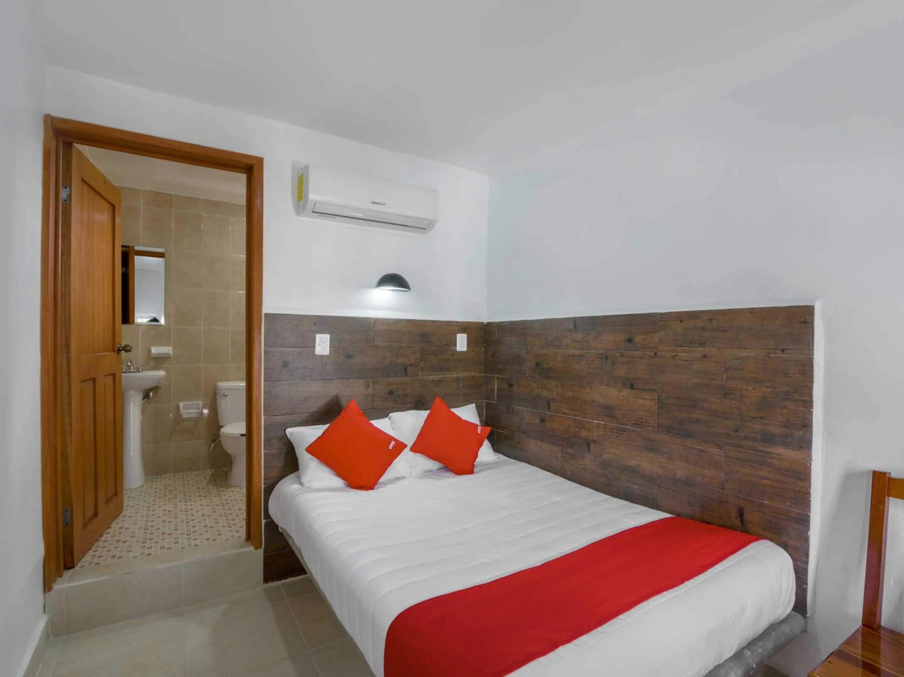 Bedroom, Bed in OYO Hotel Palma Real