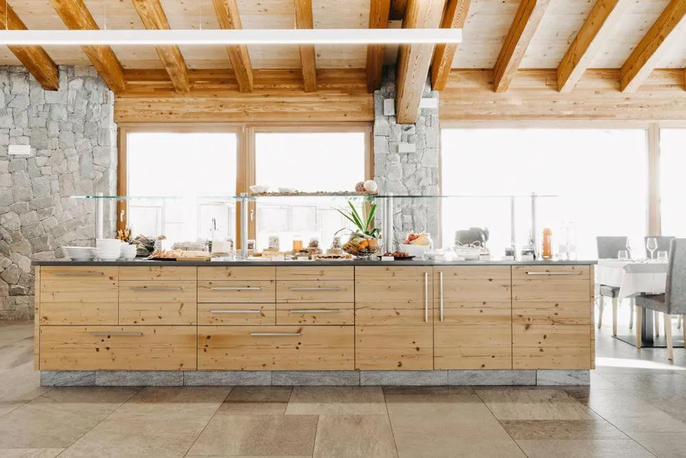 Restaurant/places to eat in Hotel Aurai