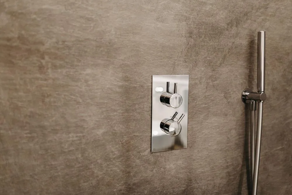 Shower in Hotel Aurai