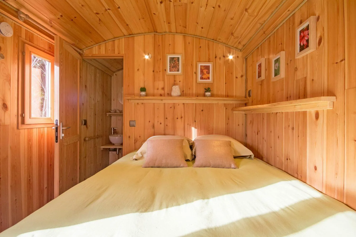 Bed in Les Jardins de Coët-Kra