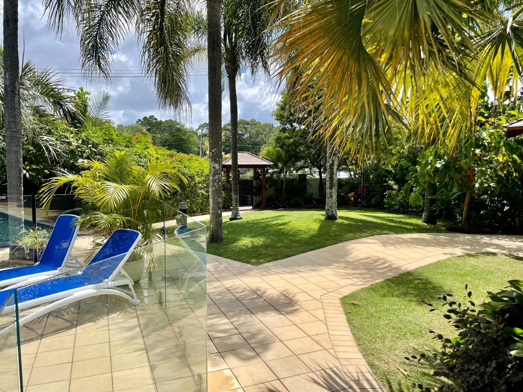 Property building in Burleigh Palms Holiday Apartments